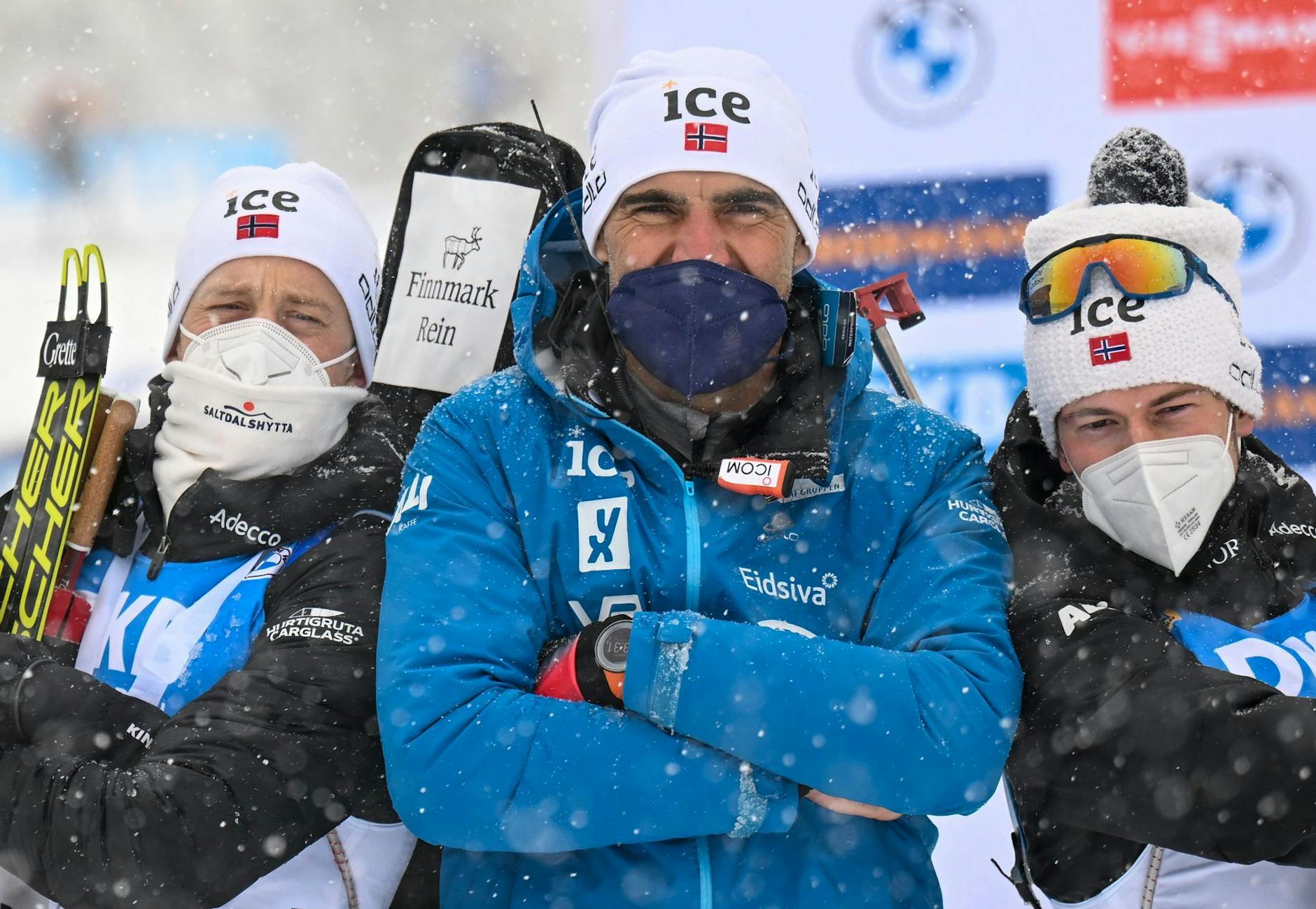 ARCHIV - Norwegens Biathlon-Trainer Siegfried Mazet (M) steht zwischen seinen Athleten Tarjei Bö (l) und Sturla Holm Laegreid.