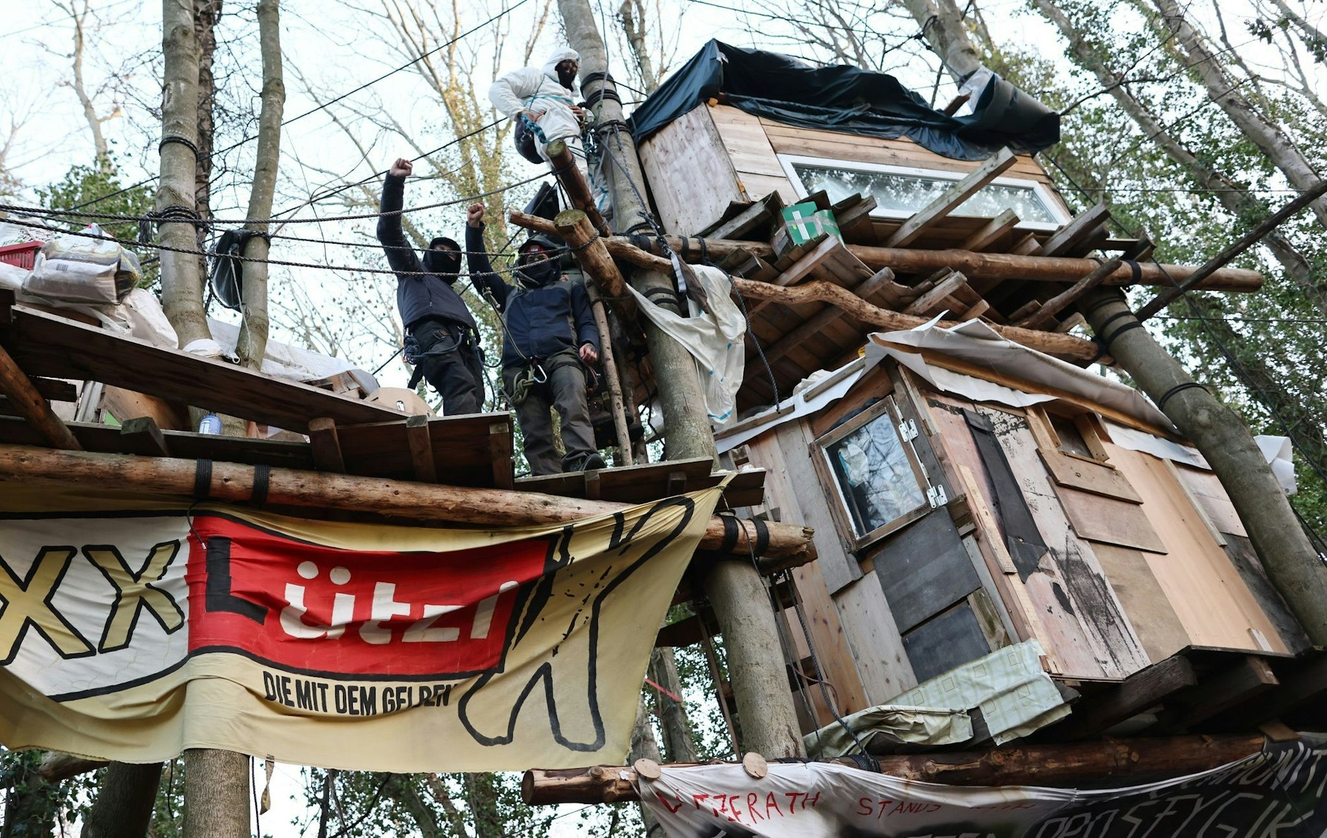 Aktivisten auf der Veranda eines Baumhauses.  