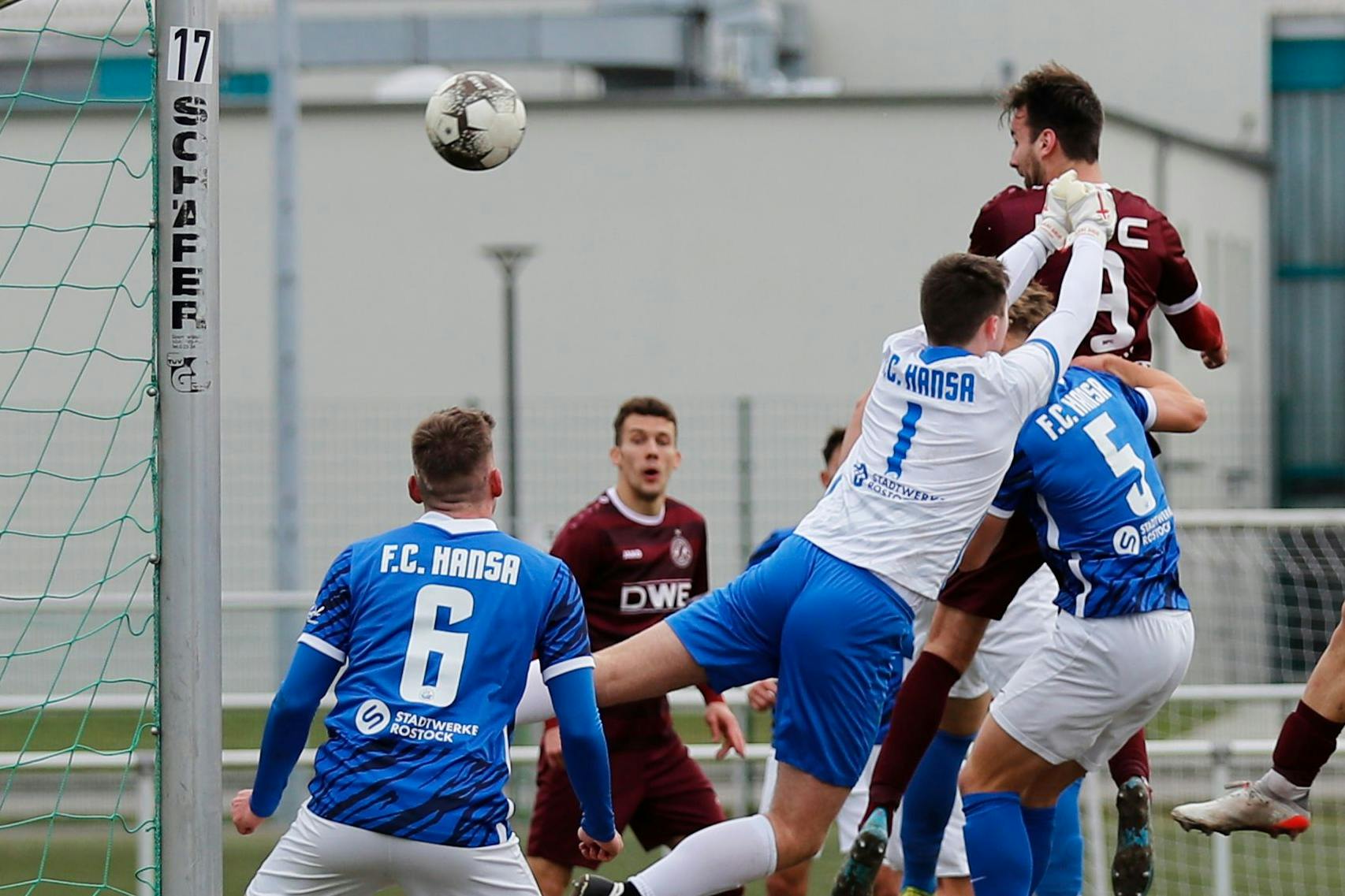 Dynamo-Torjäger Christian Beck steigt hoch und köpft zum 2:0 gegen Hansa Rostocks Reserve ein.