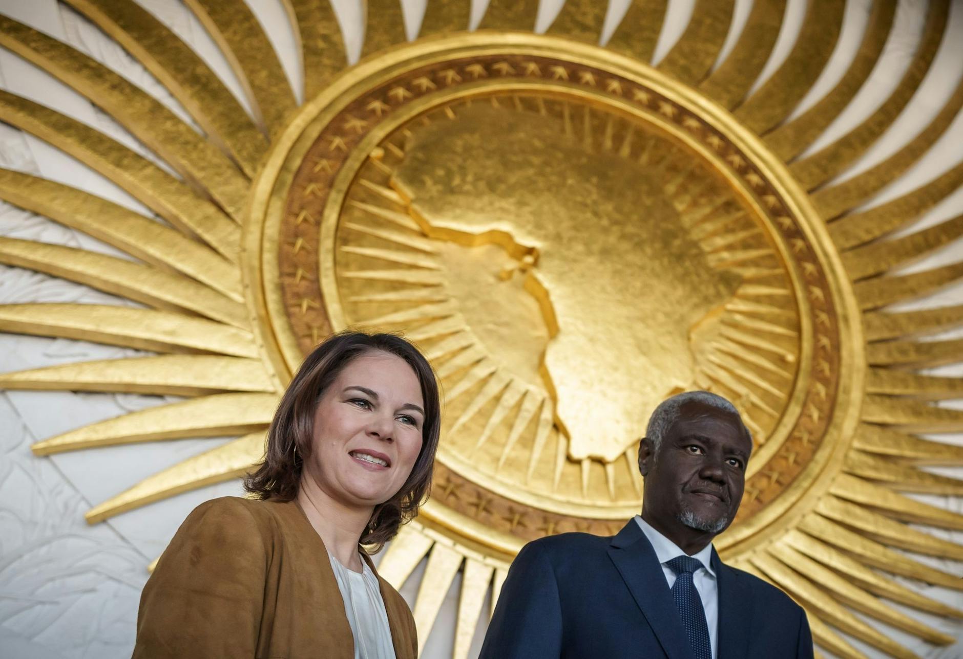 Bundesaußenministerin Annalena Baerbock steht neben Moussa Faki Mahamat, dem Vorsitzenden der Kommission der Afrikanischen Union.