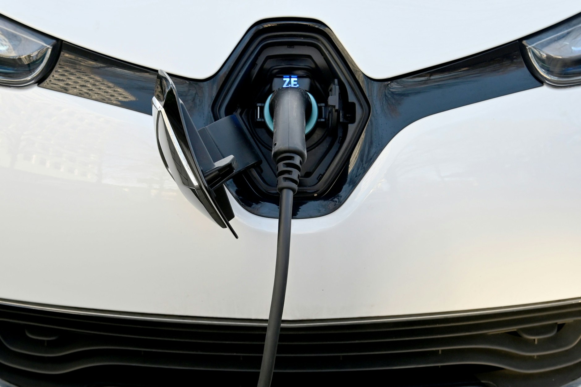 Ein Elektroauto vom Typ Renault Zoe wird an einer Ladesäule aufgeladen.