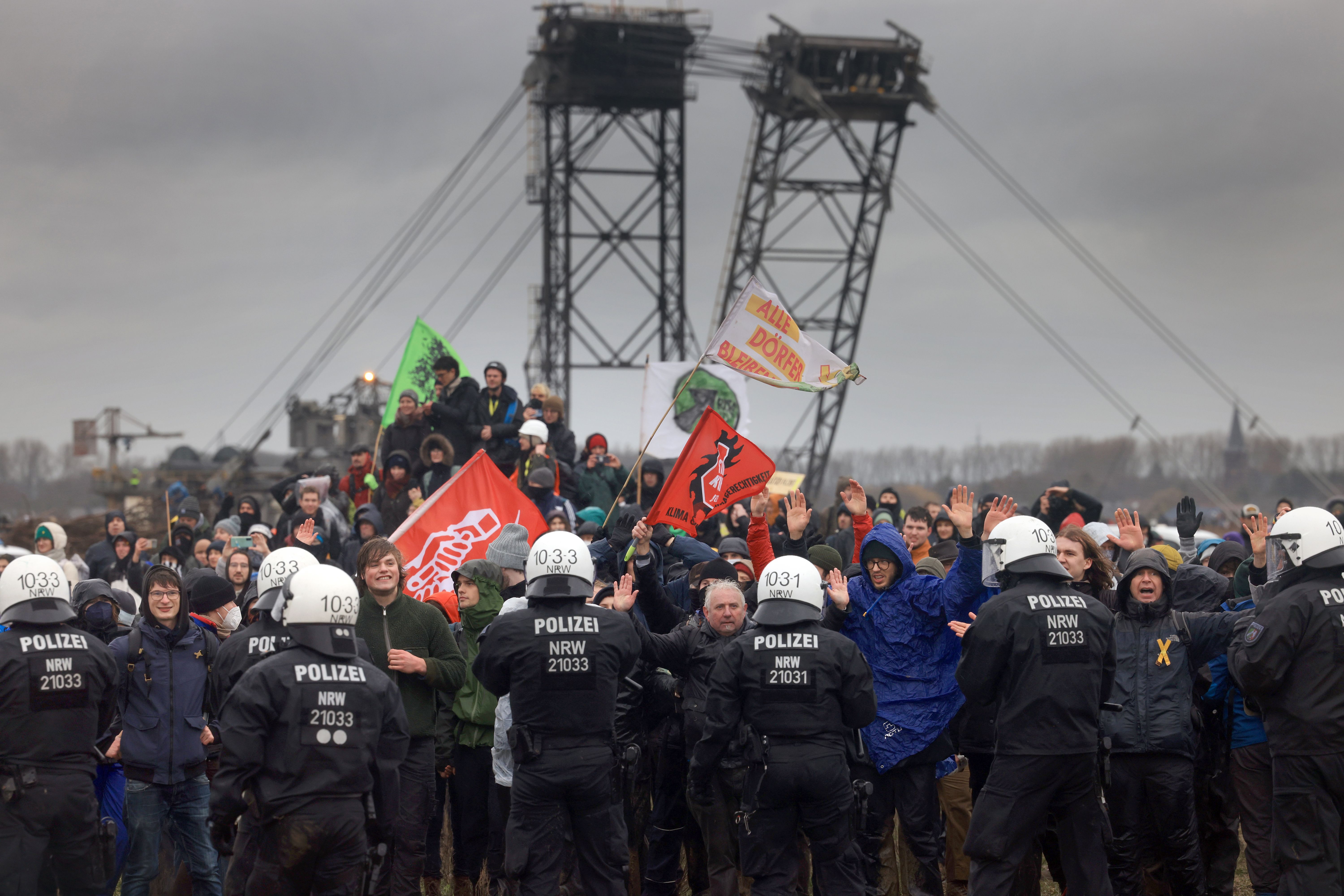 Image - Großdemo um Lützerath-Demo eskaliert: Bengalos und Raketen gegen Polizei, Teilnehmer strömen in den Tagebau!
