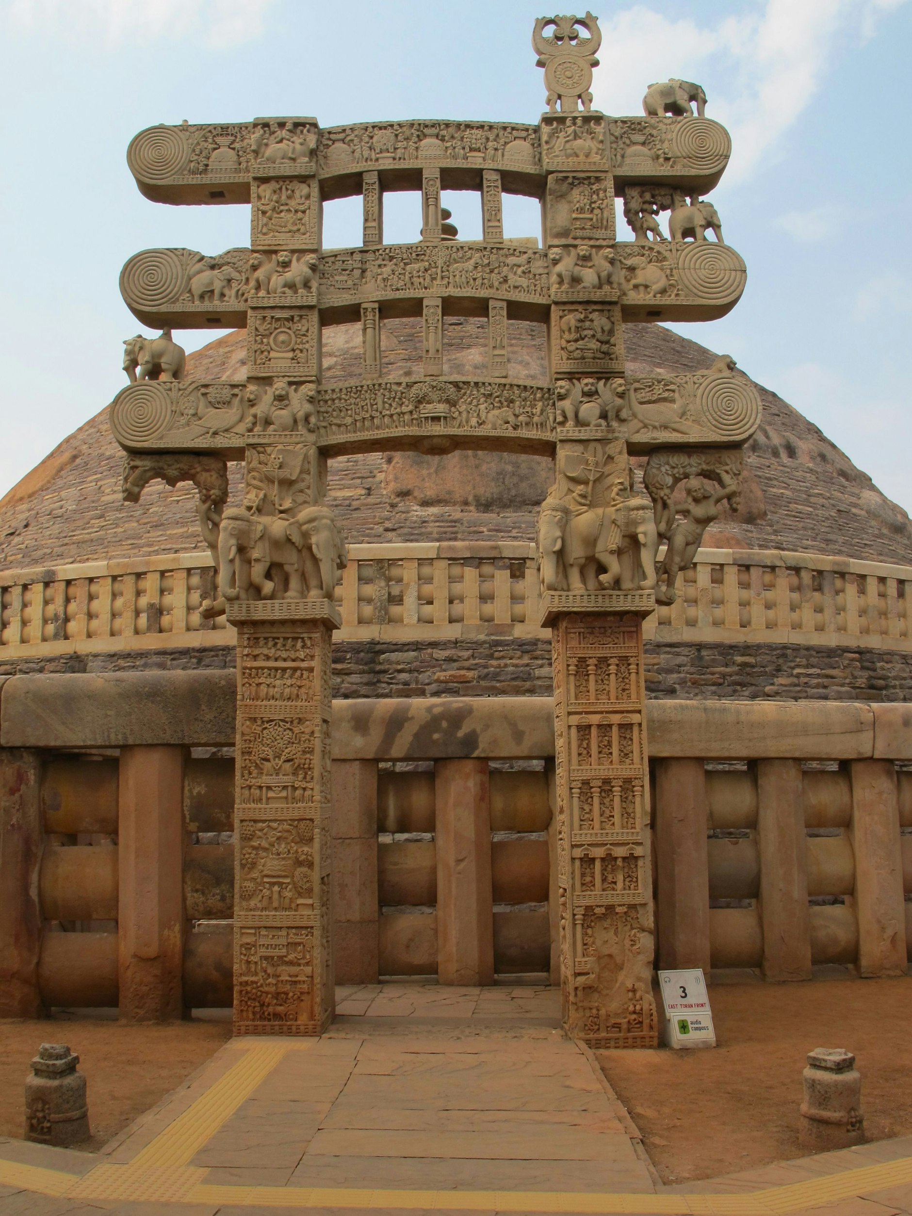 Das Original-Tor vor dem Großen Stupa im indischen Sanchi