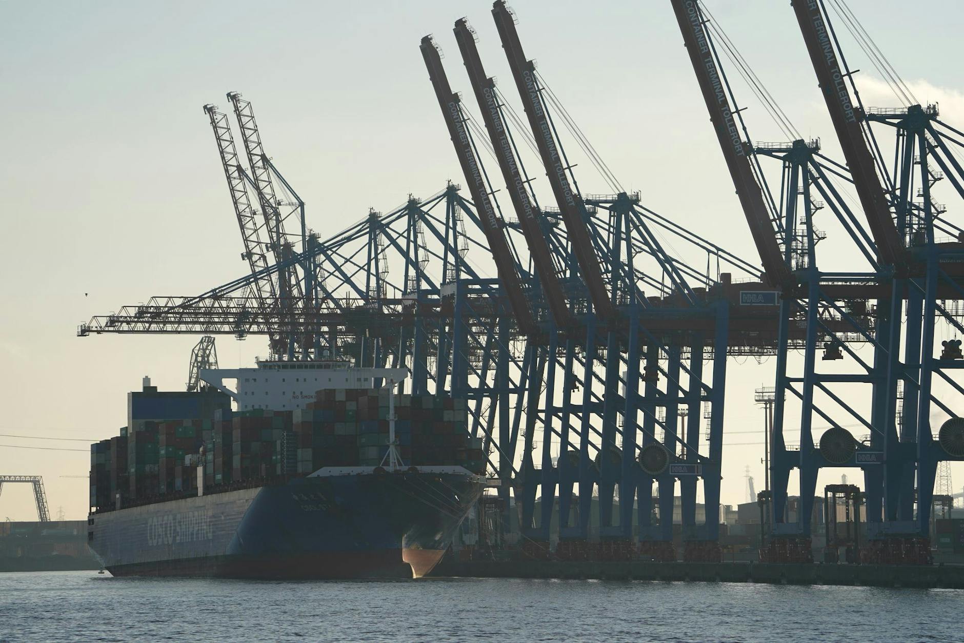 ARCHIV - Jahrzehntelang profitierte die Exportnation Deutschland von der Globalisierung.