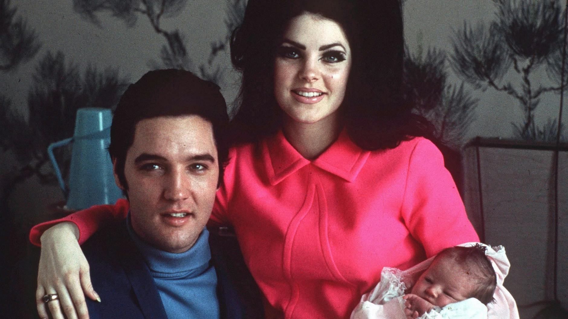 Elvis Presley und Ehefrau Priscilla im Jahr 1968 mit der kleinen Lisa Marie. Hat die Tochter Elvis’ genetischen Familien-Fluch geerbt?