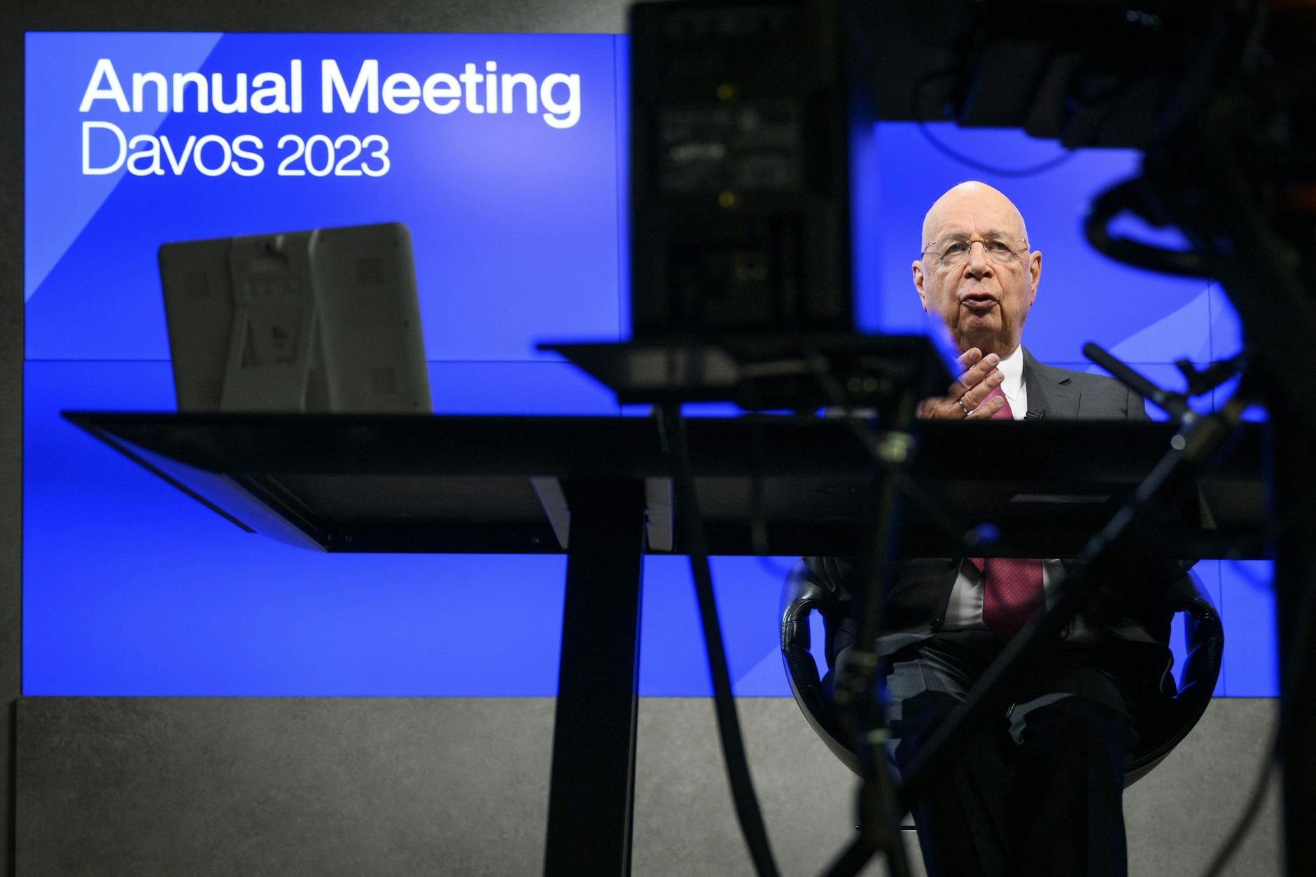 10.01.2023, Schweiz, Cologny: Klaus Schwab, Gründer und Exekutivvorsitzender des Weltwirtschaftsforums (WEF), übt seine Rede vor einer virtuellen Pressekonferenz. 