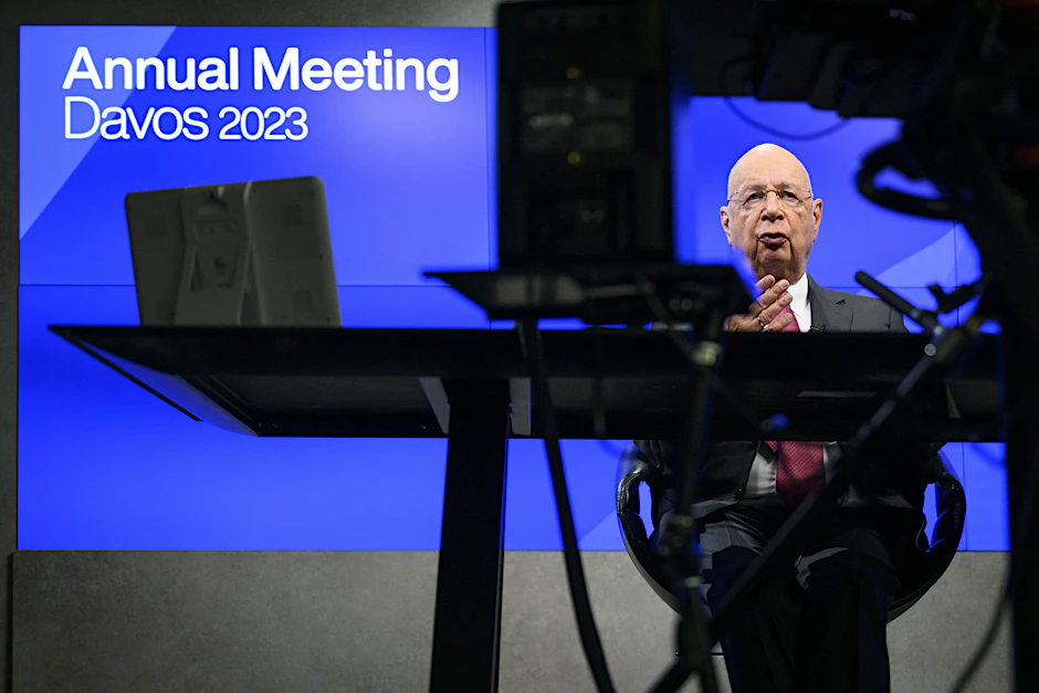 10.01.2023, Schweiz, Cologny: Klaus Schwab, Gründer und Exekutivvorsitzender des Weltwirtschaftsforums (WEF), übt seine Rede vor einer virtuellen Pressekonferenz.&nbsp;