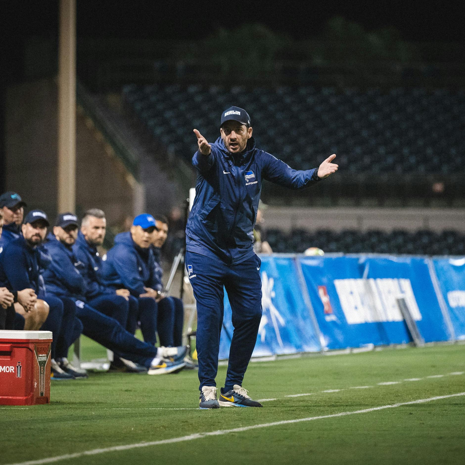 Engagiert an der Außenlinie. Herthas Trainer Sandro Schwarz hat immer das Feuer – auch beim Testspiel.