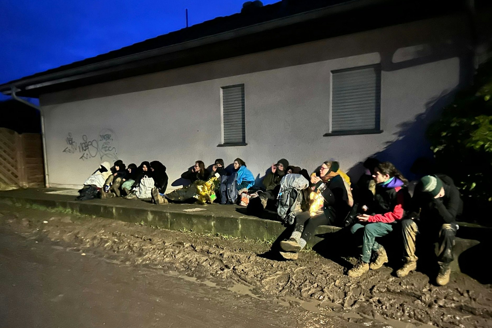 Frieren für den Klimaaktivismus: Einige Demonstranten am Rande von Lützerath.
