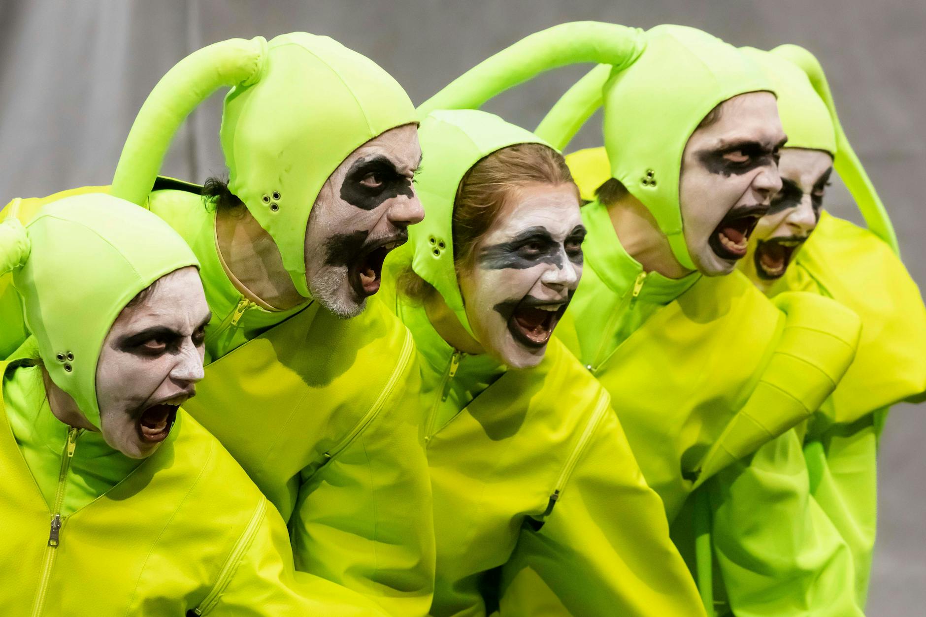 Schauspielstudenten von der Ernst-Busch-Schule spielen im Berliner Ensemble „Clockwork Orange“.