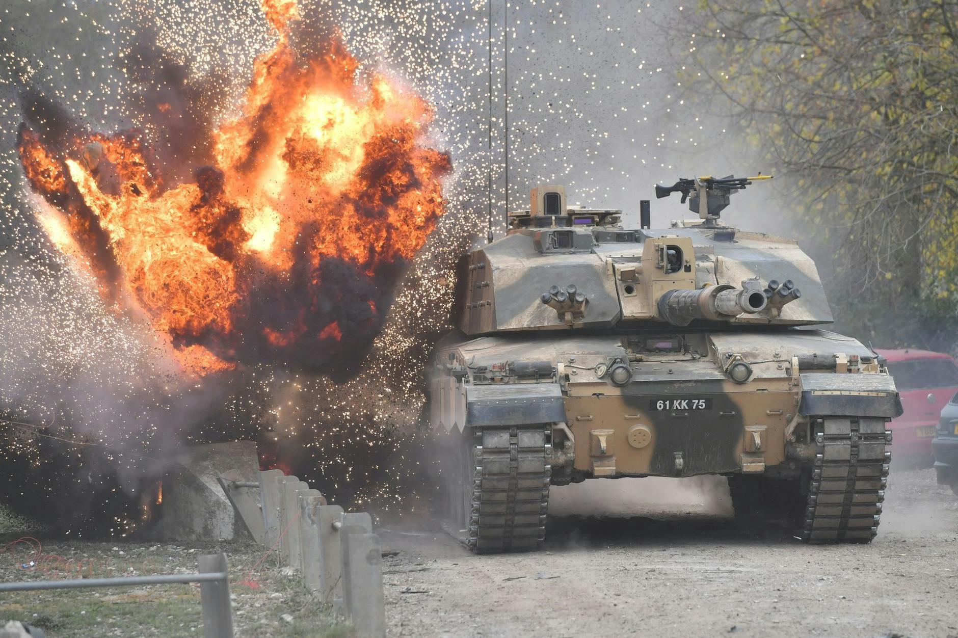 ARCHIV - Eine Explosion ereignet sich in der Nähe eines Kampfpanzers vom Typ Challenger 2.