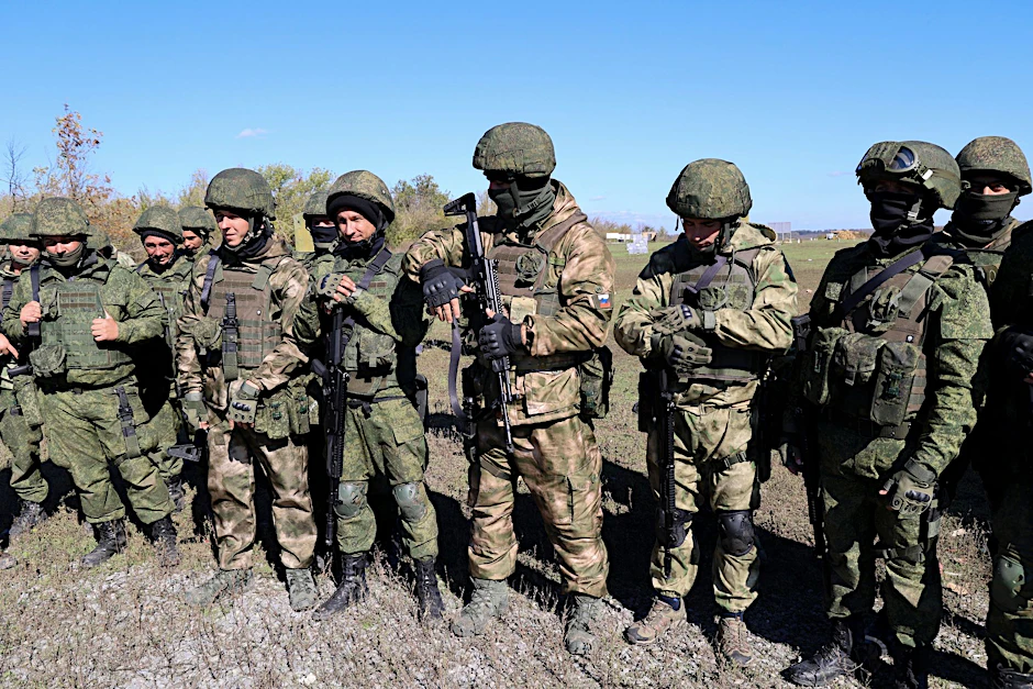 Das Bild zeigt russische Rekruten bei einer militärischen Ausbildung. In der Region Belgorod soll ein Unteroffizier mehrere Einberufene getötet und verletzt haben.&nbsp;