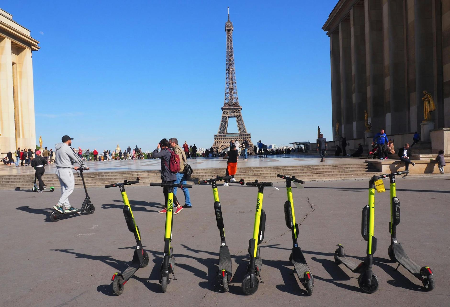 ARCHIV - E-Scooter auf der Place du Trocadero.