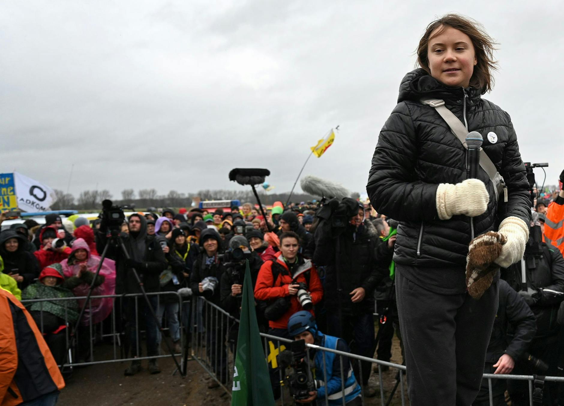 Klimaaktivistin Greta Thunberg steht auf der Bühne bei Lützerath.