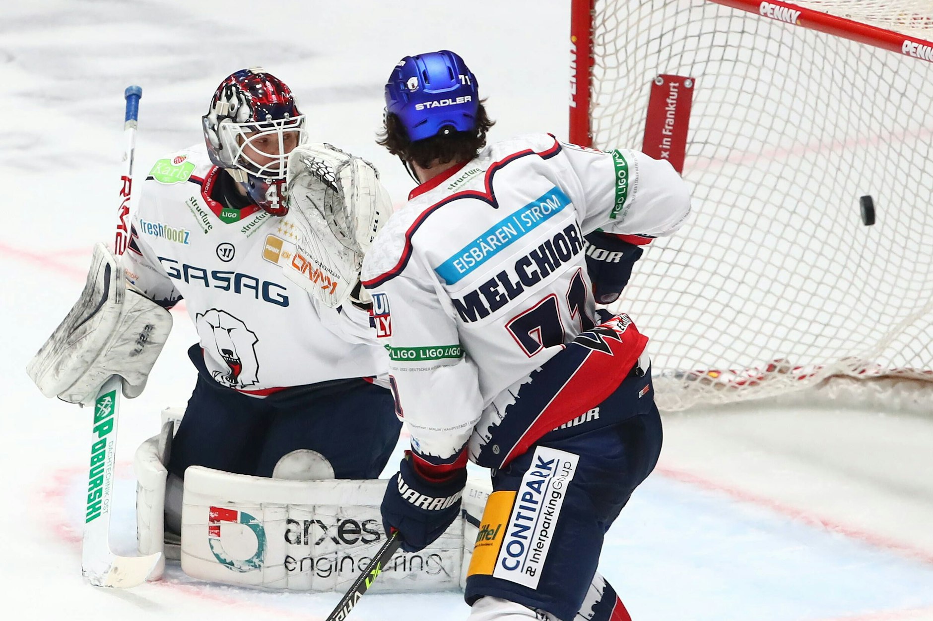 Der Genickbrecher Anfang Dezember in Frankfurt: Eisbären-Goalie Tobi Ancicka kassiert zwölf Sekunden vorm Ende das Tor zum 1:1.