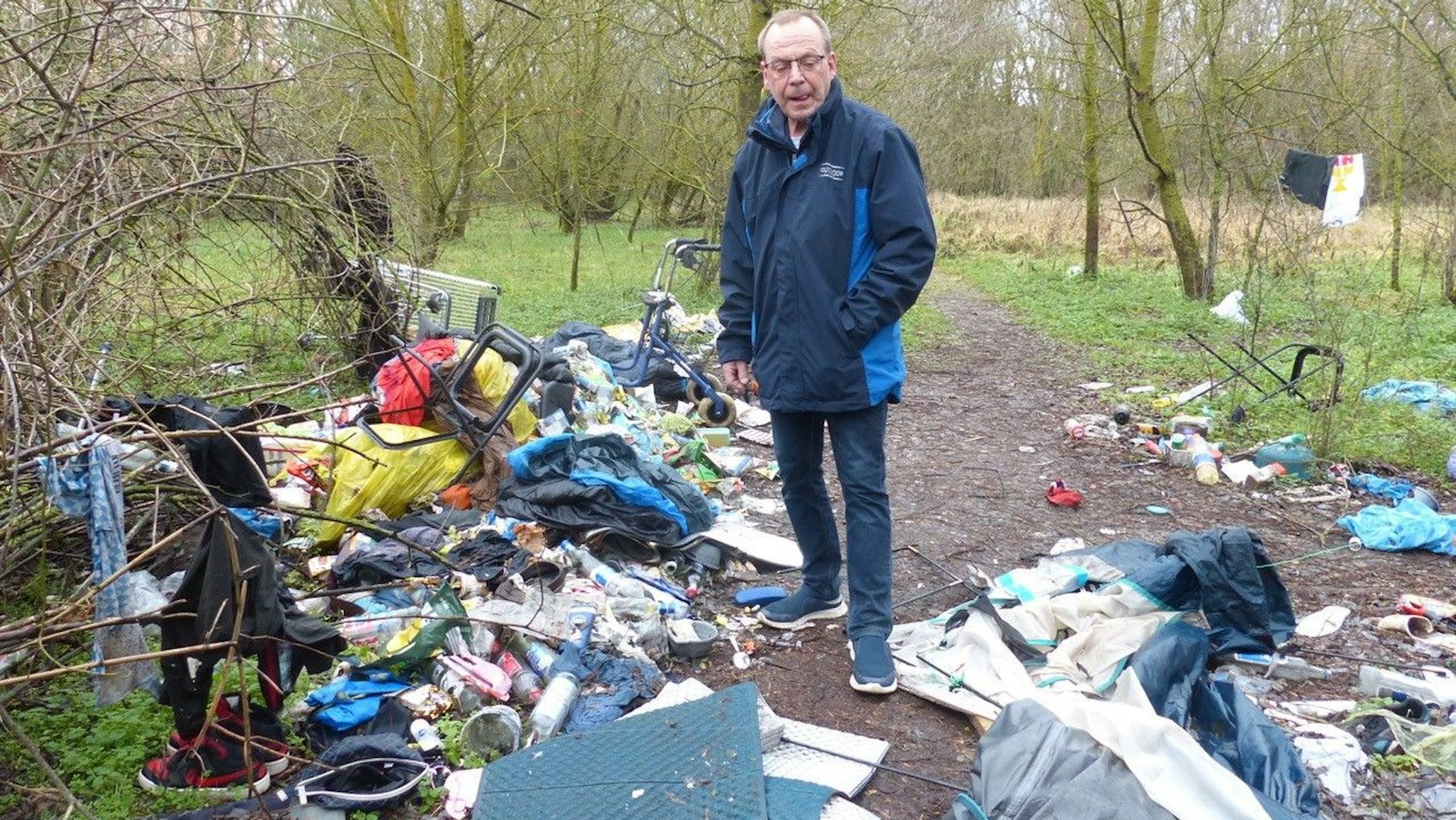 Einigermaßen fassungslos steht Thomas Eberbeck in den Resten des Obdachlosen-Camps. Sogar ein Rollator ist zurückgeblieben.