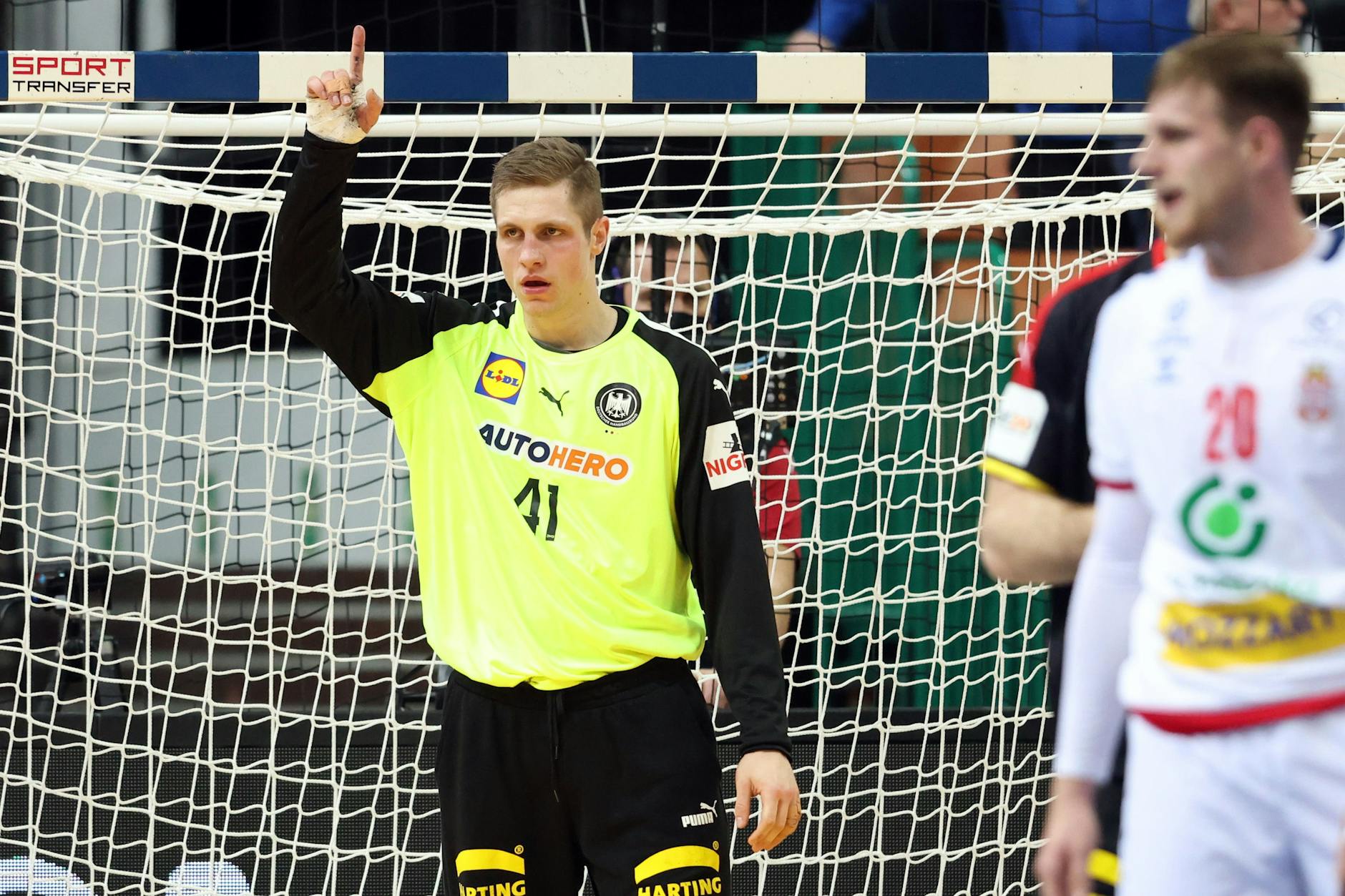 Torwart Joel Birlehm (l.) war eine wichtige Stütze für die deutschen Handballer beim Sieg gegen Serbien.