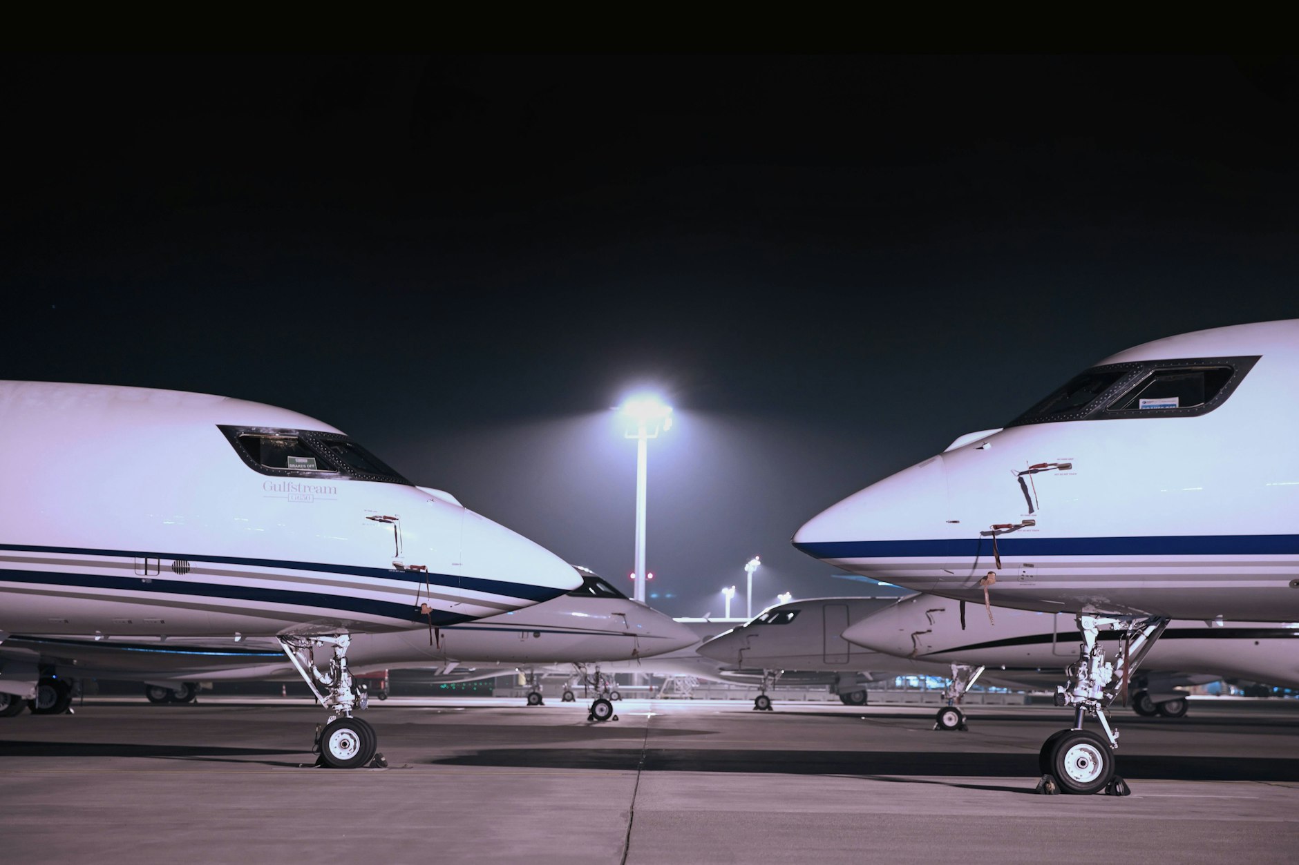 Learjets und Business-Jets bei Nacht auf dem Flughafen Zürich-Kloten während des Weltwirtschaftsforums WEF 2020.