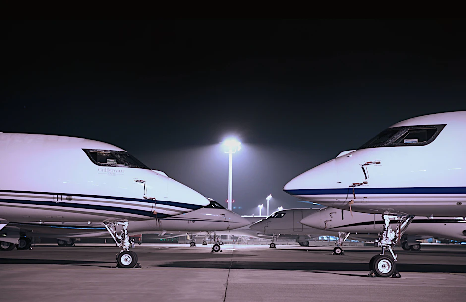 Learjets und Business-Jets bei Nacht auf dem Flughafen Zürich-Kloten während des Weltwirtschaftsforums WEF 2020.