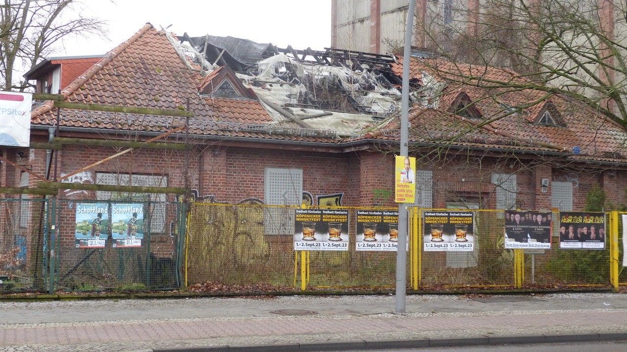 Das Dach der früheren Poliklinik des Kabelwerks Köpenick ist eingestürzt.