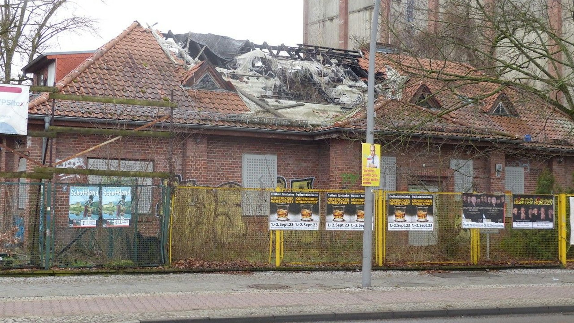 Das Dach der früheren Poliklinik des Kabelwerks Köpenick ist eingestürzt.