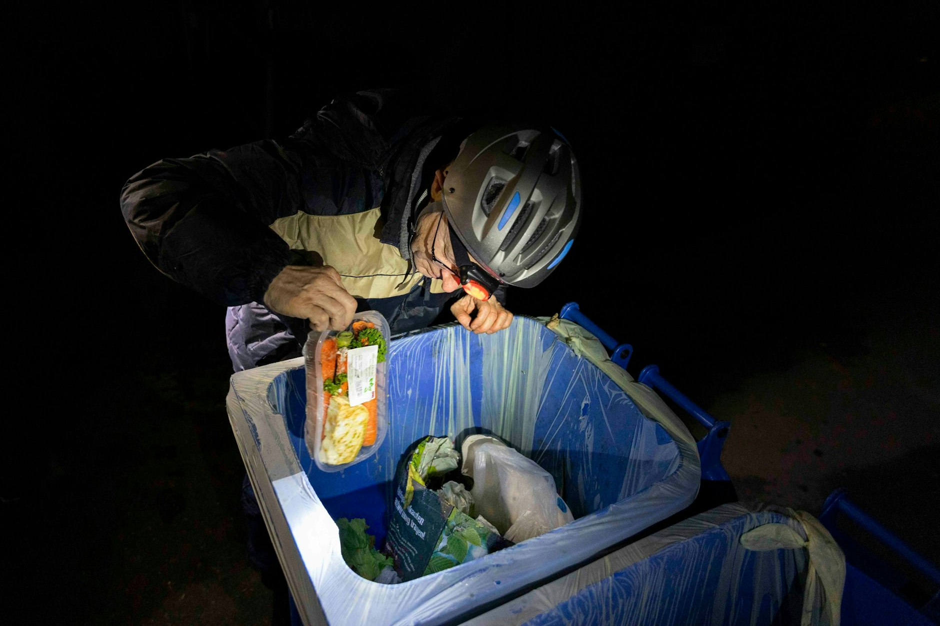 Jesuitenpater Joerg Alt beim Containern bei einem Lebensmittelhändler in Nürnberg.&nbsp;
