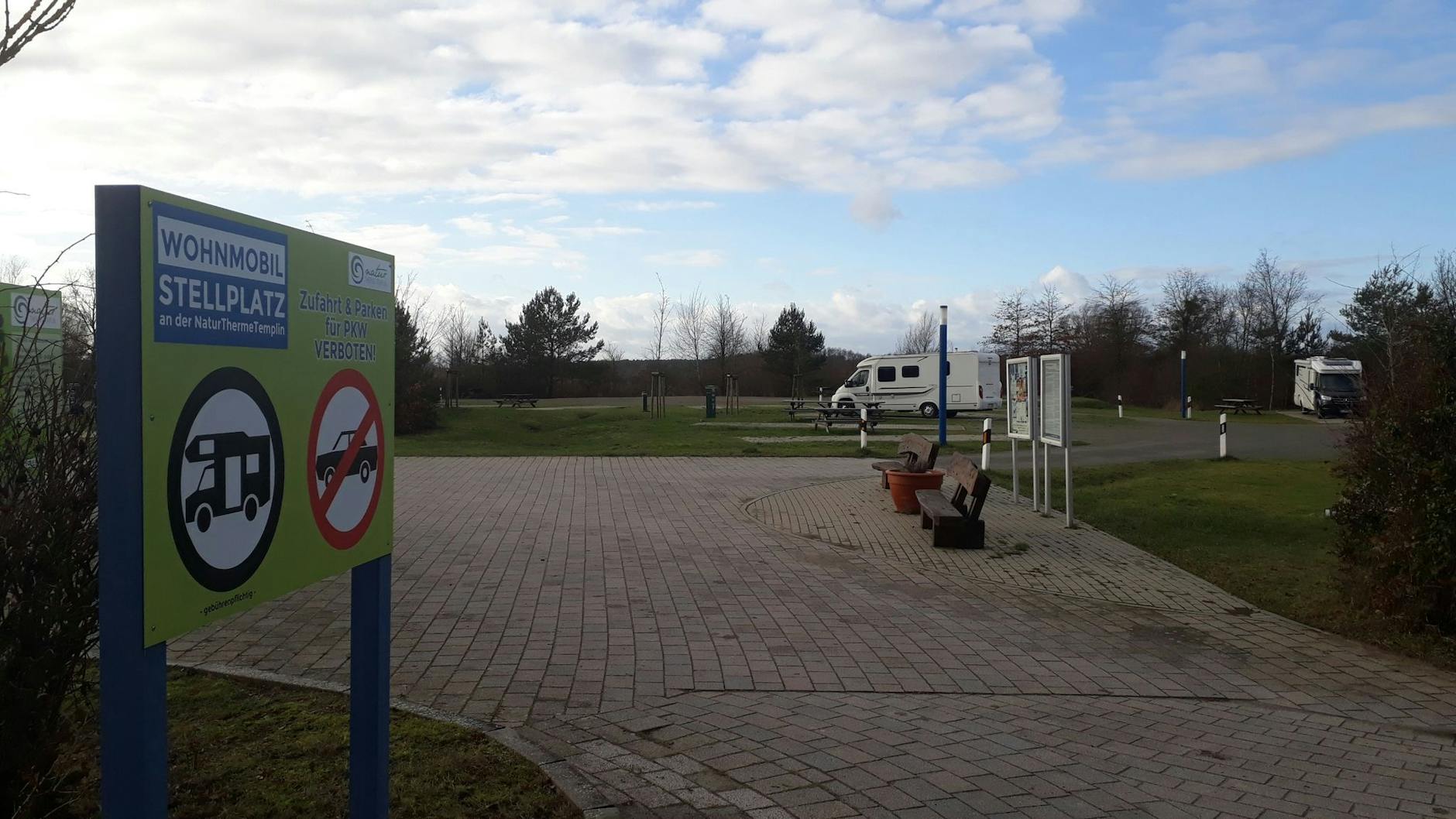 PRODUKTION - Der Wohnmobilstellplatz an der Naturtherme in Templin hat auch im Winter geöffnet. pa