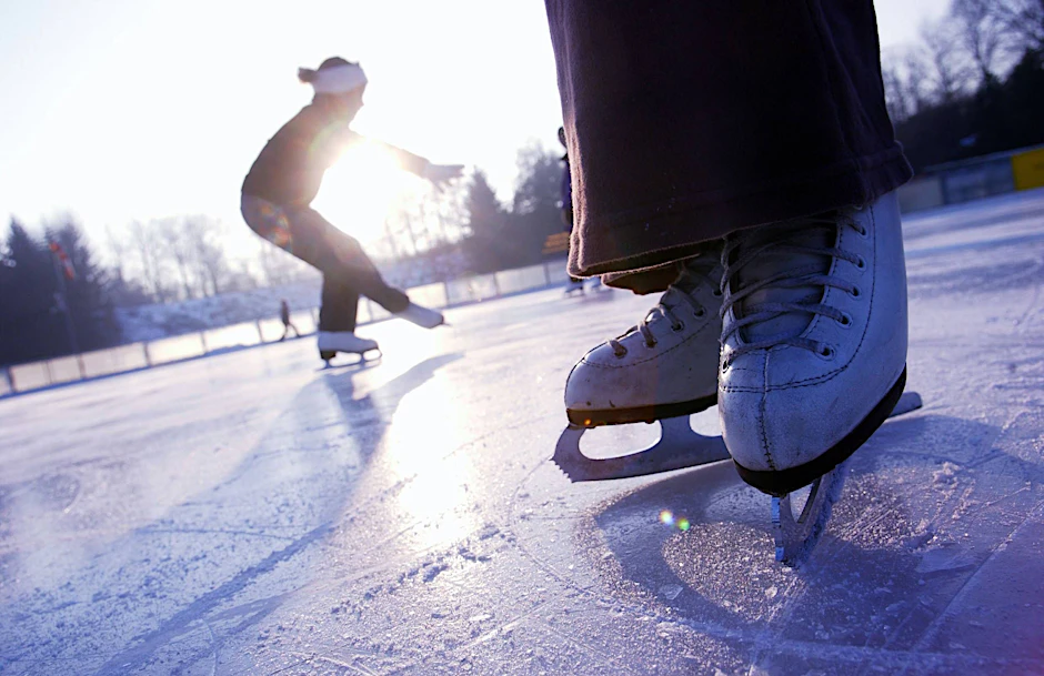 Schlittschuhläufer im Horst-Dohm-Eisstadion in Wilmersdorf