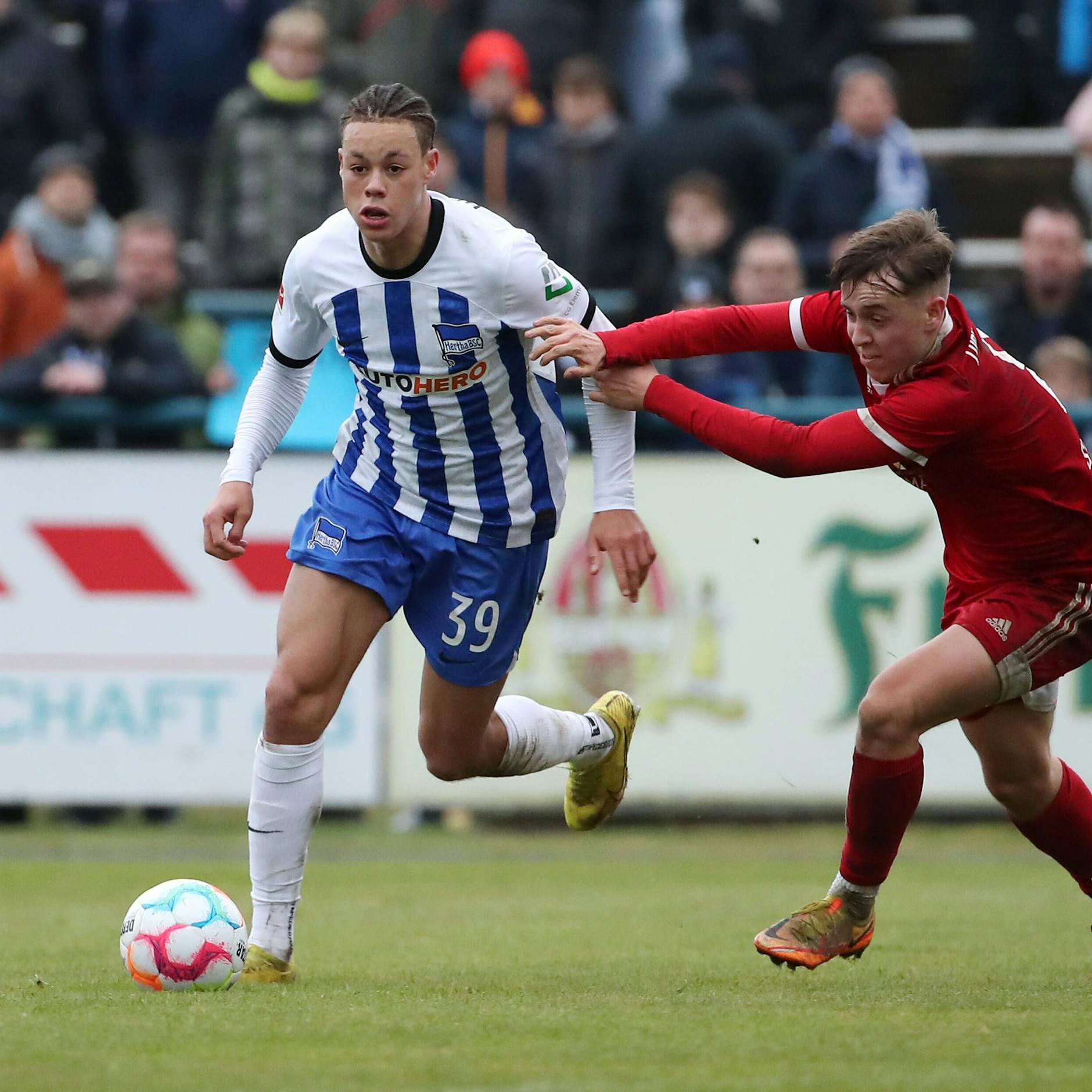 Herthas Angreifer Derry Scherhant (l.) steht vor einem Startelfeinsatz am Sonnabend in Bochum.