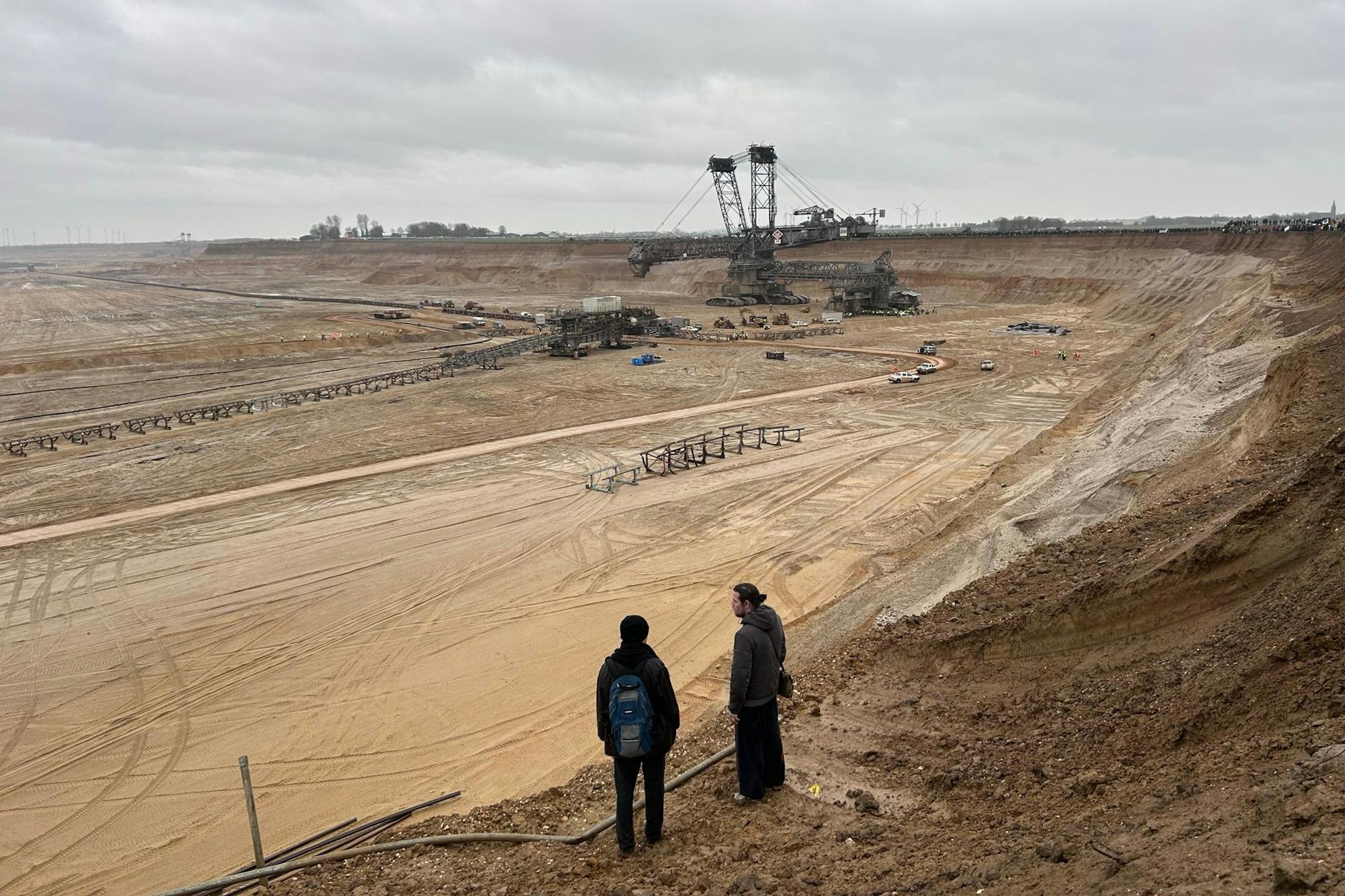 Die Welt: ein großes Loch. Der Tagebau am Rande von Lützerath.