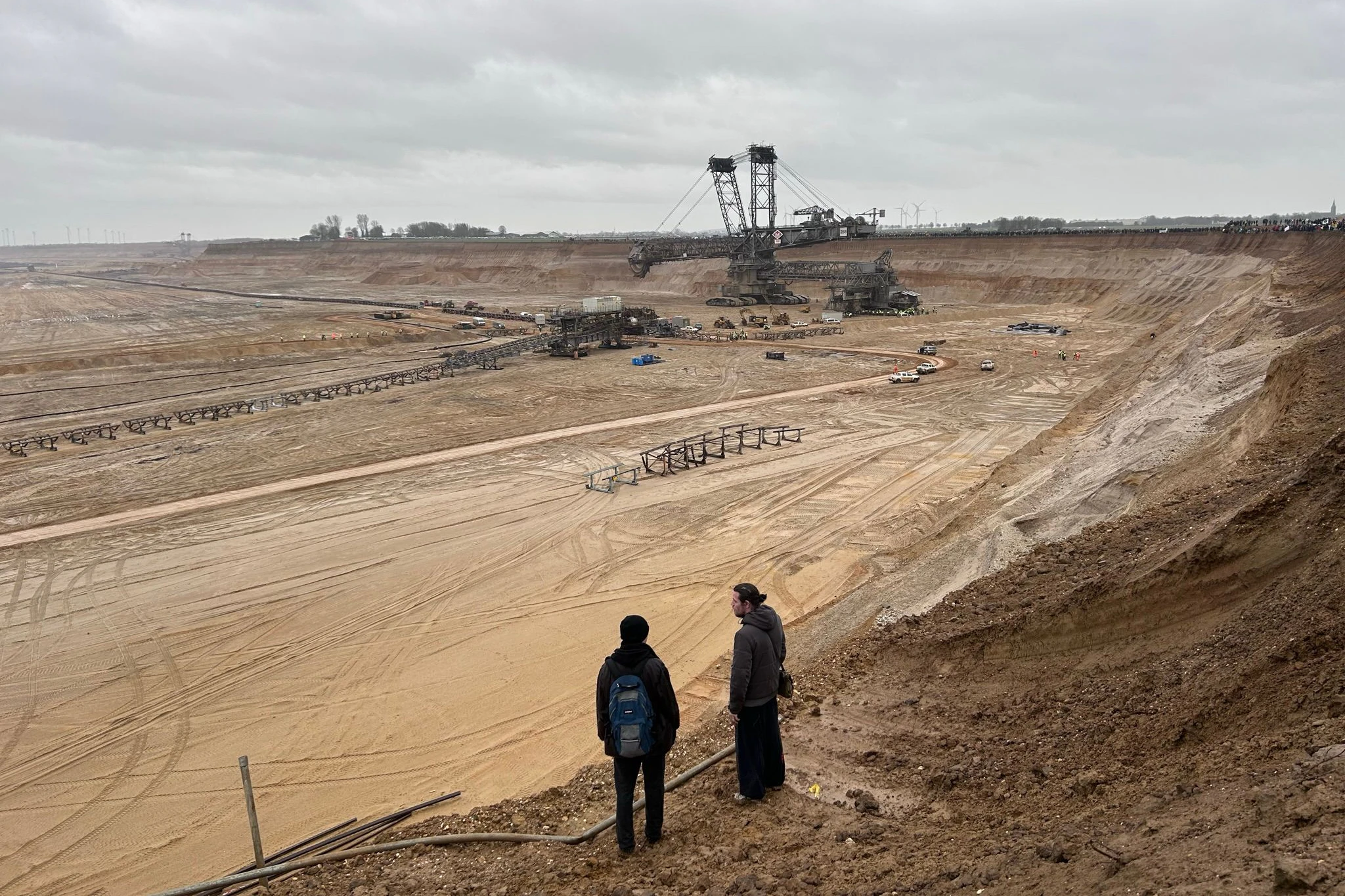 Die Welt: ein großes Loch. Der Tagebau am Rande von Lützerath.