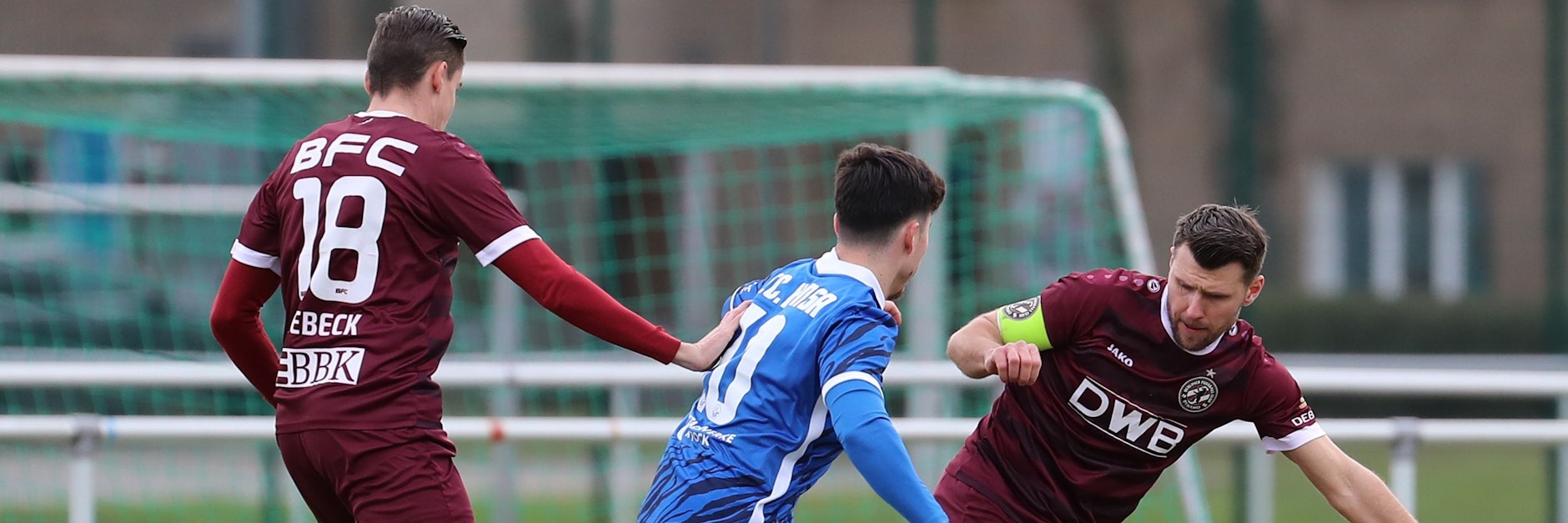 Mit vereinten Kräften: Hier stoppen Alexander Siebeck und Niklas Brandt Hansas Alessandro Schulz.