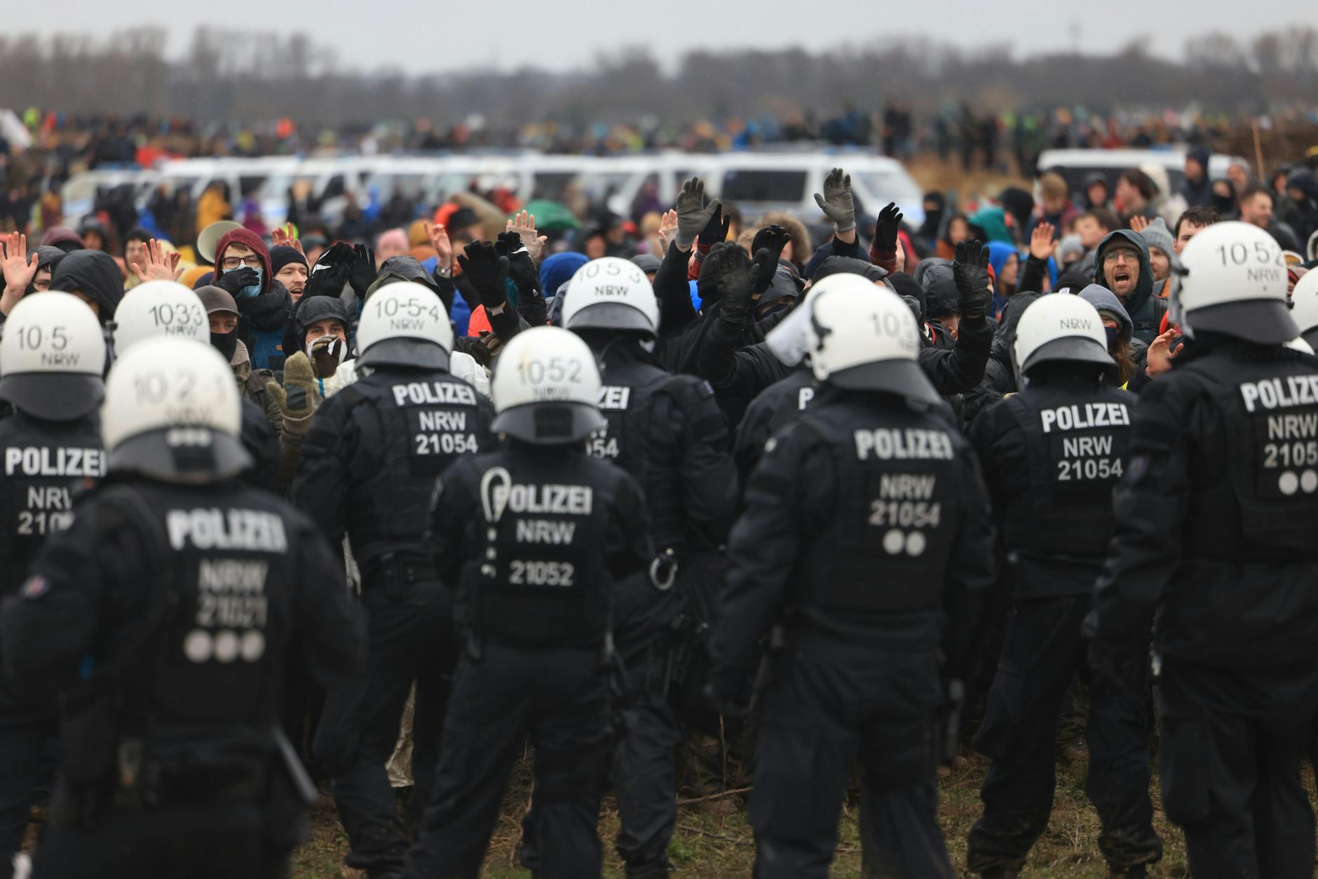 Polizisten und Demonstranten während der Demonstration von Klimaaktivisten am Rande des Braunkohletagebaus bei Lützerath.
