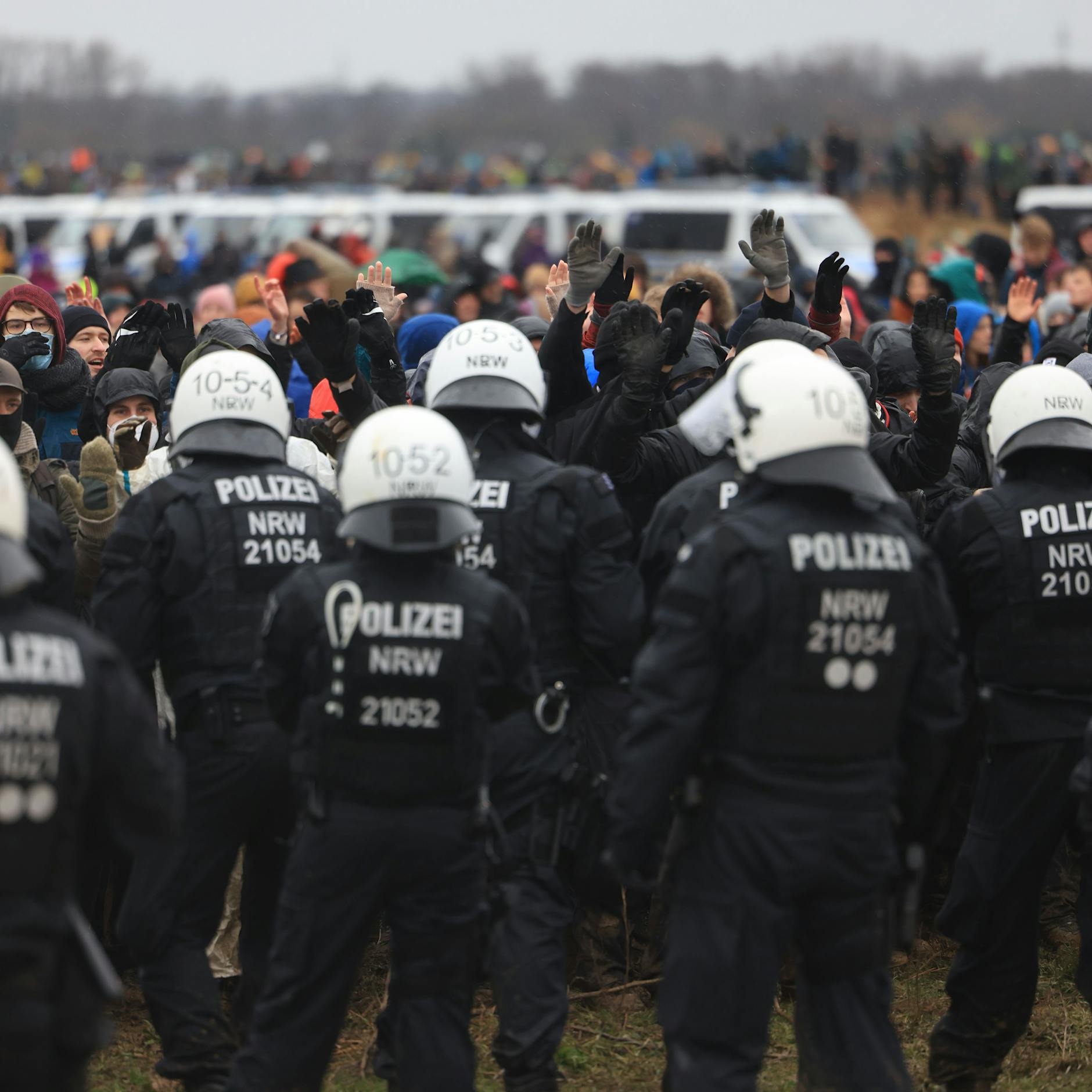 Mehr als 70 verletzte Polizisten bei Anti-Kohle-Demo in Lützerath