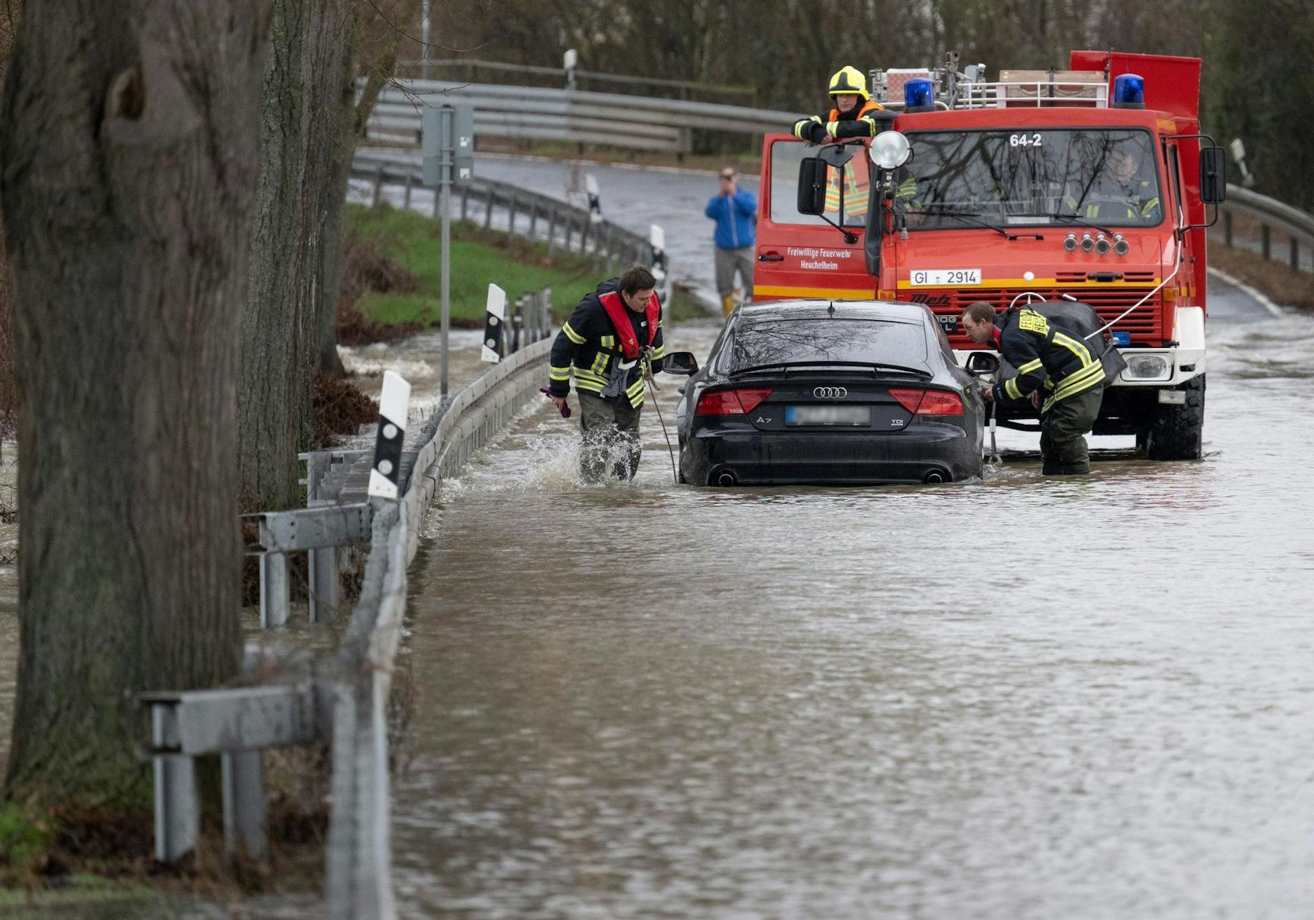 Feuerwehrleute der Freiwilligen Feuerwehr Heuchelheim ziehen einen Audi aus dem Wasser.