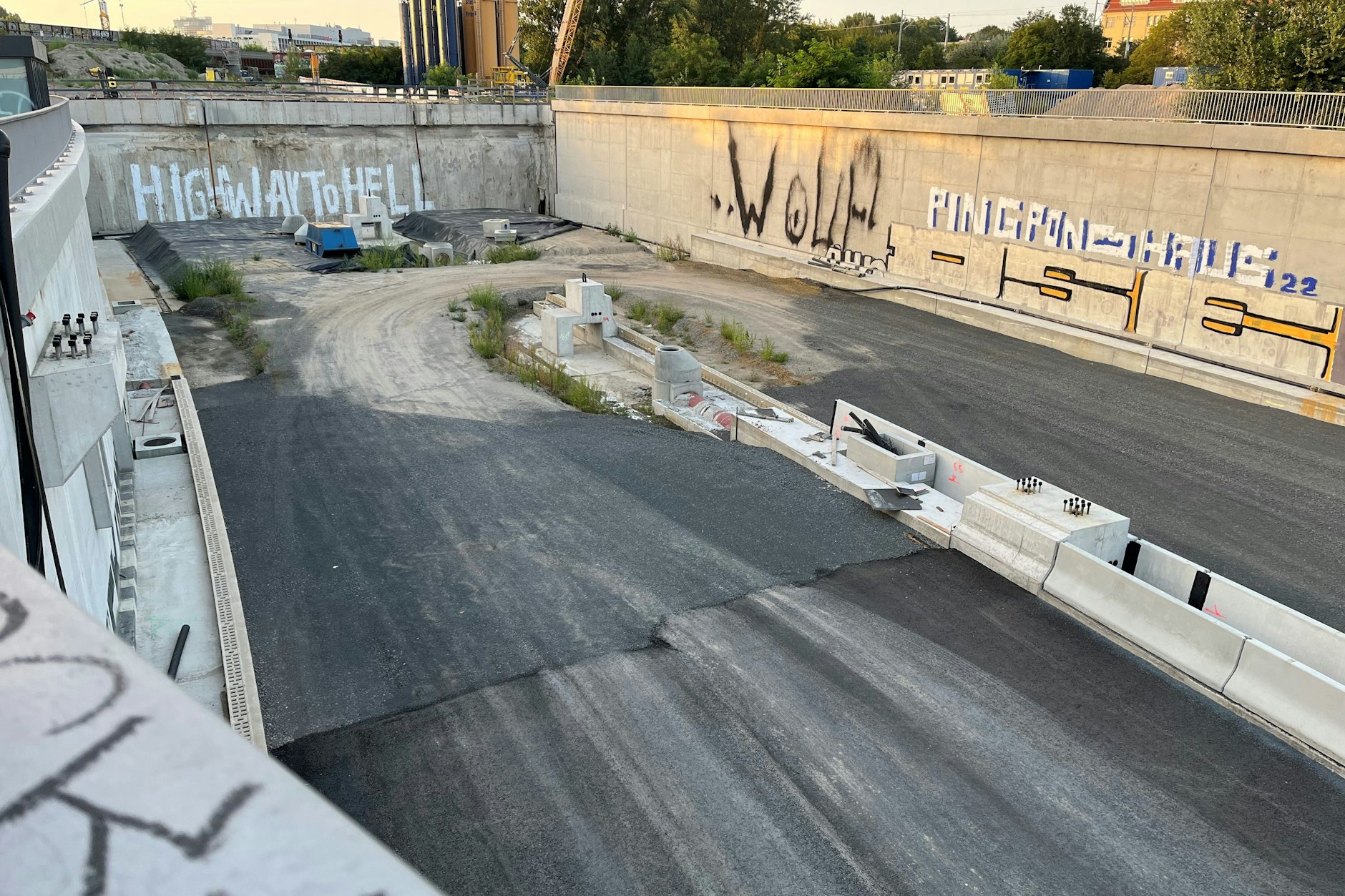 Autobahn in die Hölle: Dieses Graffiti war im Sommer 2022 auf der Baustelle des 16. Bauabschnitts der A100 nahe der Kiefholzstraße in Treptow zu sehen. Ende 2024 soll hier der Verkehr rollen.