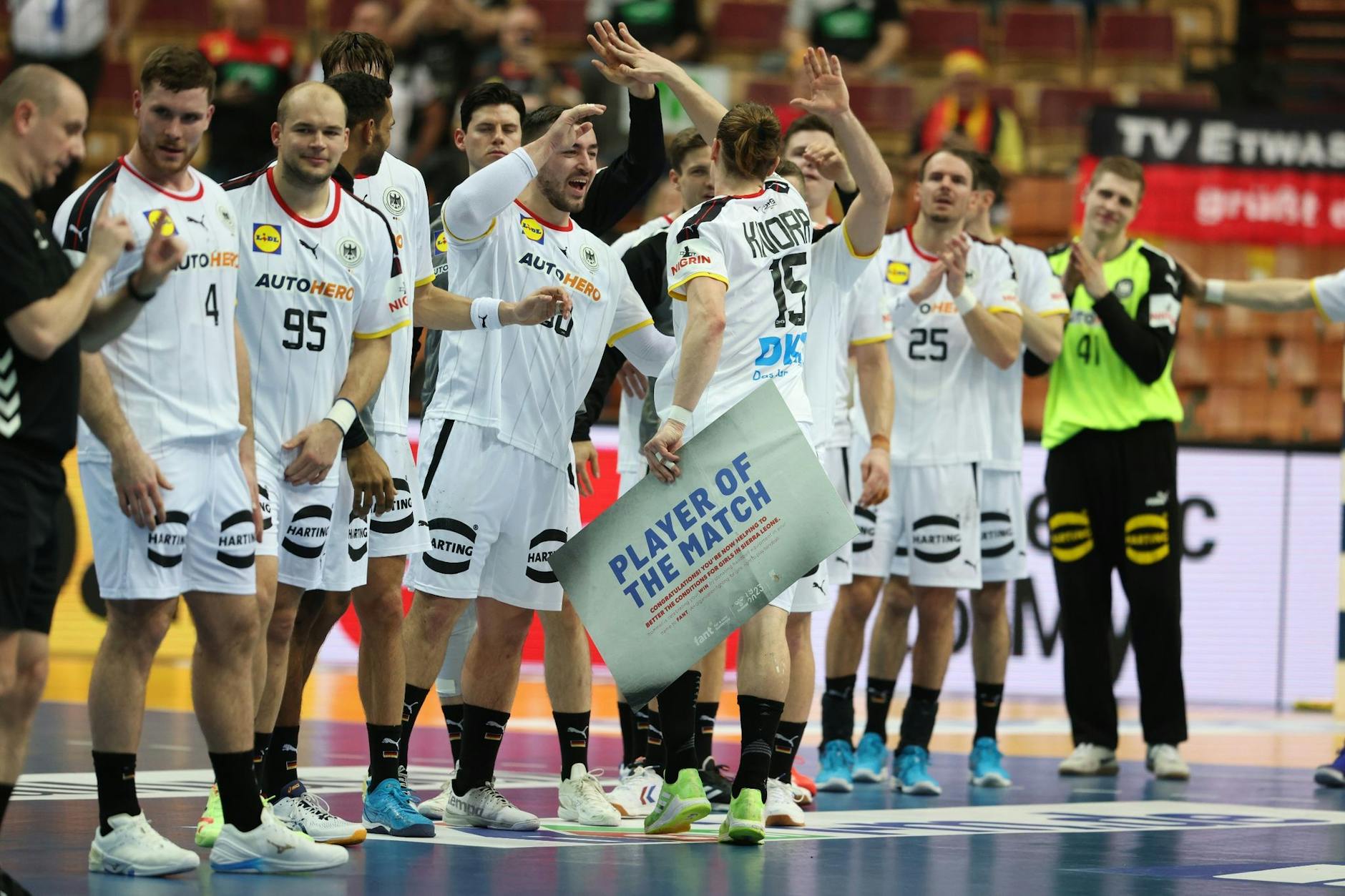 Die deutschen Handballer jubeln nach dem Sieg gegen Katar.