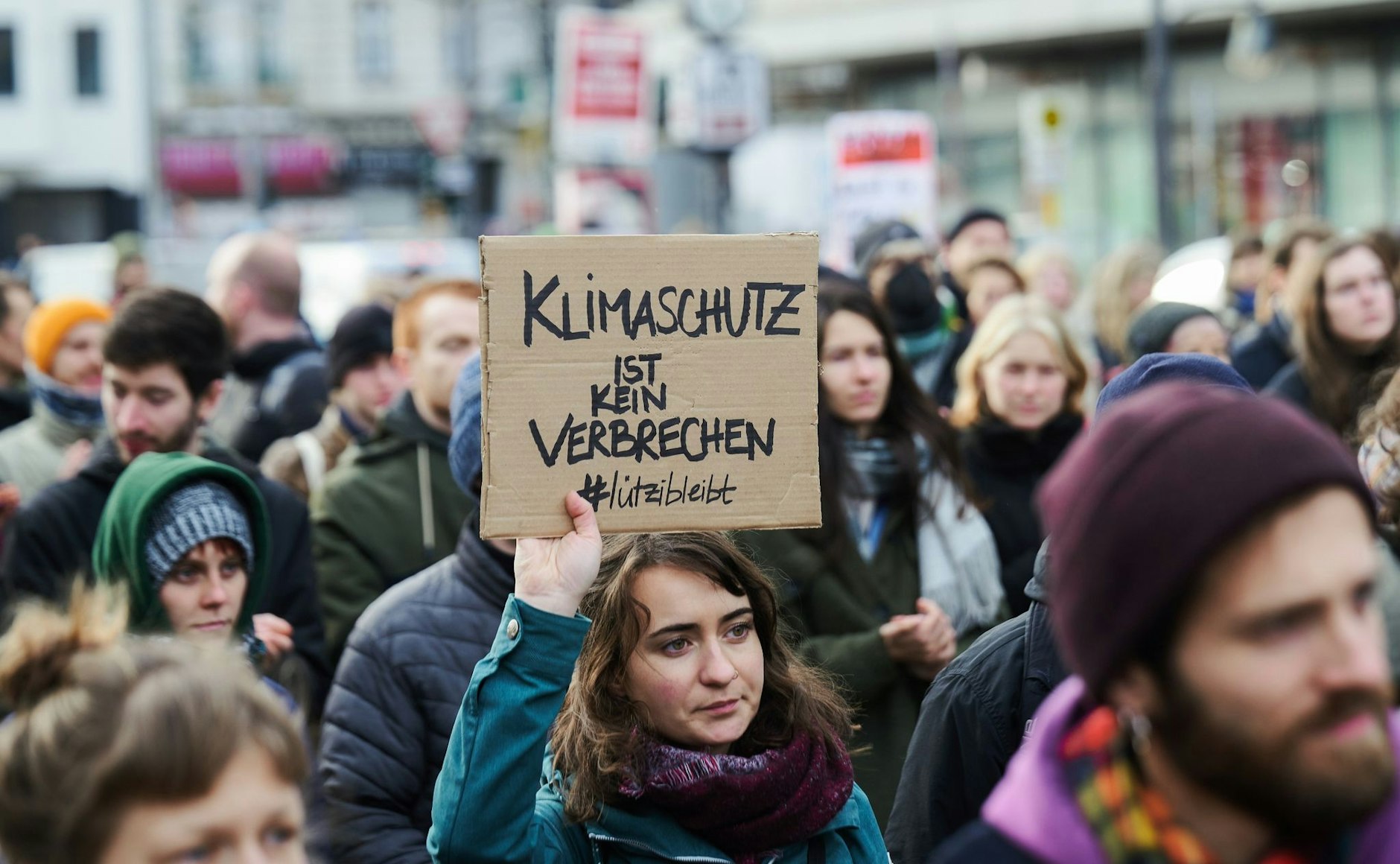 «Klimaschutz ist kein Verbrechen» und «Lützi bleibt» steht auf dem Plakat einer Demonstrantin.  