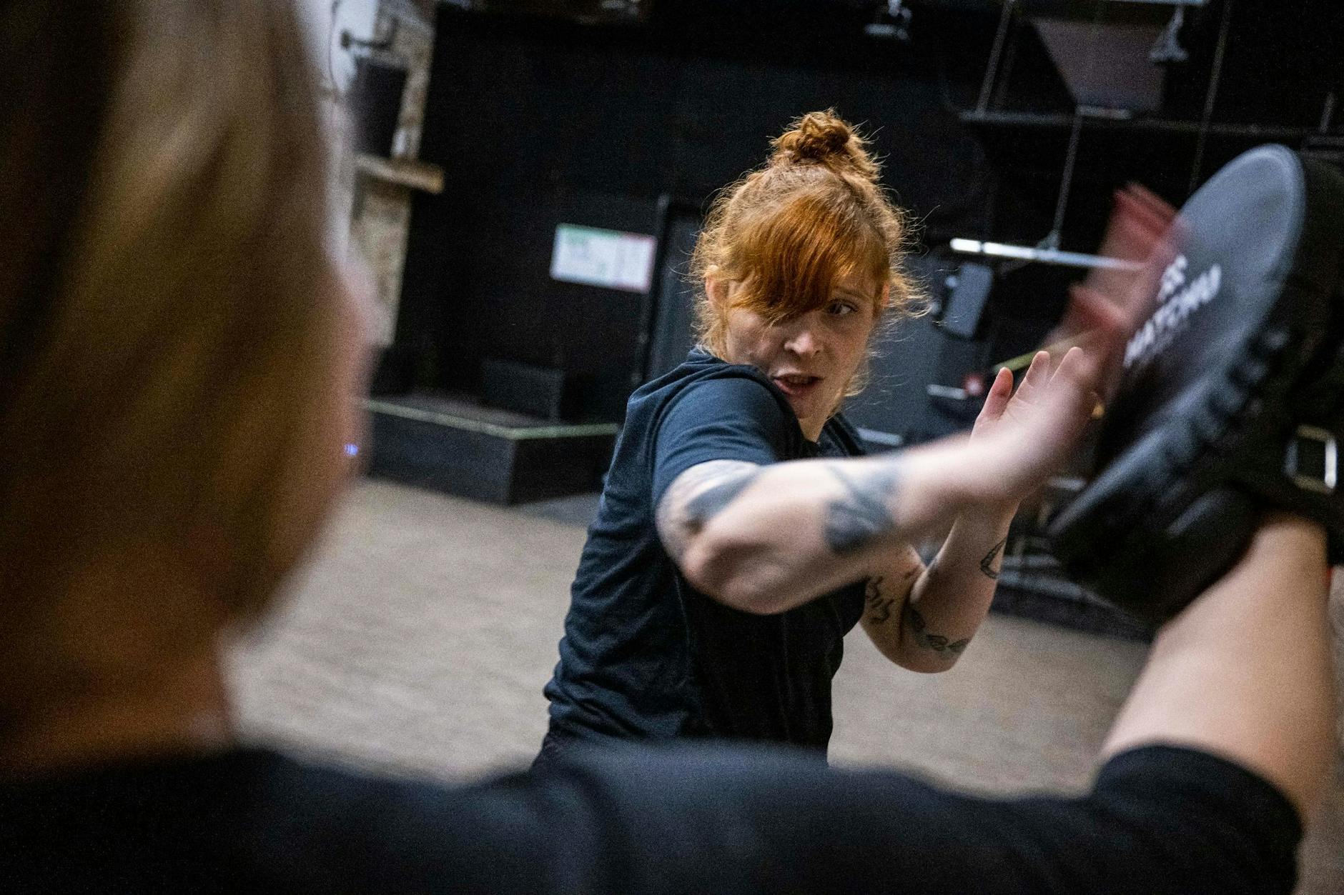 PRODUKTION - Kurs-Trainerin Valerie Banik führt im Queeren Nachtclub «SchwuZ» Techniken zur Selbstverteidigung vor.