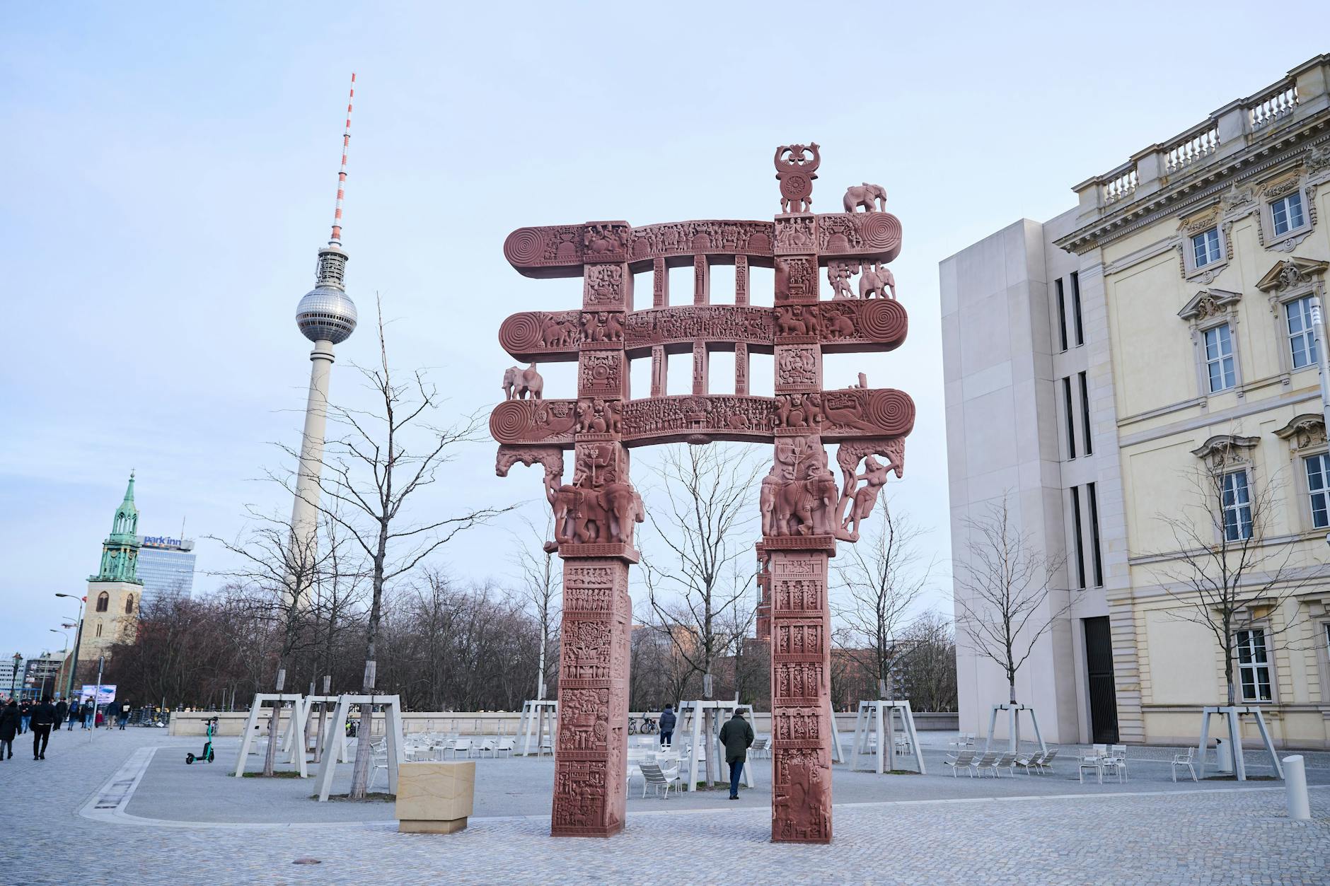 Und fertig: Die Replik des indischen Sanchi-Tors am Humboldt-Forum ist aufgestellt.