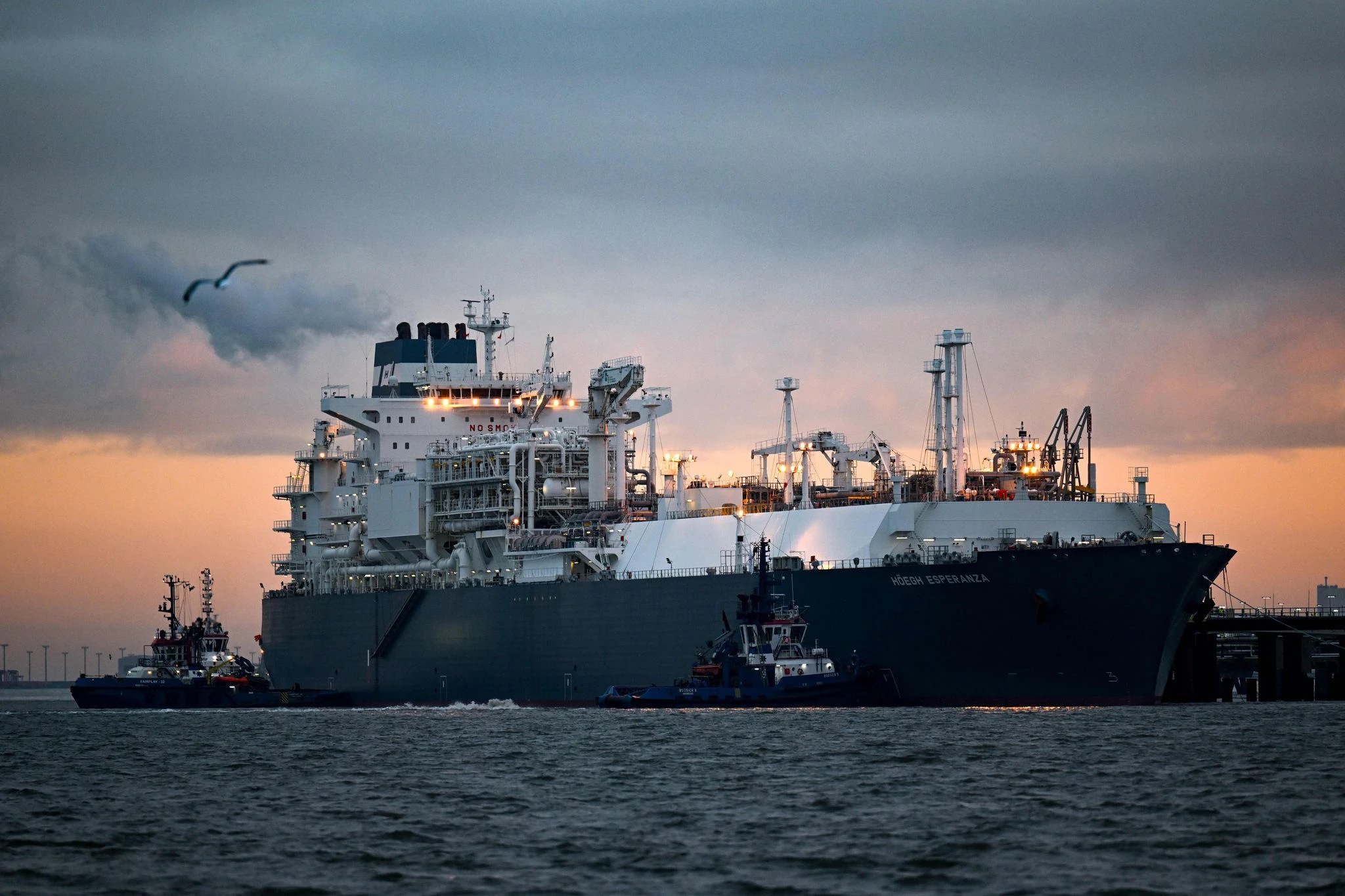 Das Spezialschiff „Höegh Esperanza“ dient in Wilhelmshaven als schwimmende Plattform, um Flüssig-Erdgas (LNG)&nbsp;anzulanden und zu regasifizieren.
