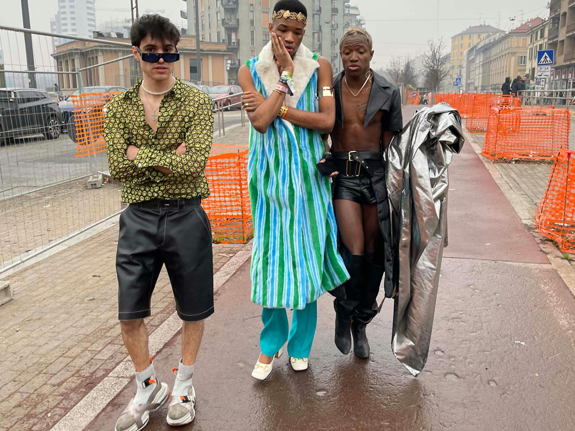 Gäste der Prada-Show auf dem Heimweg: Was hier wohl besprochen wird?