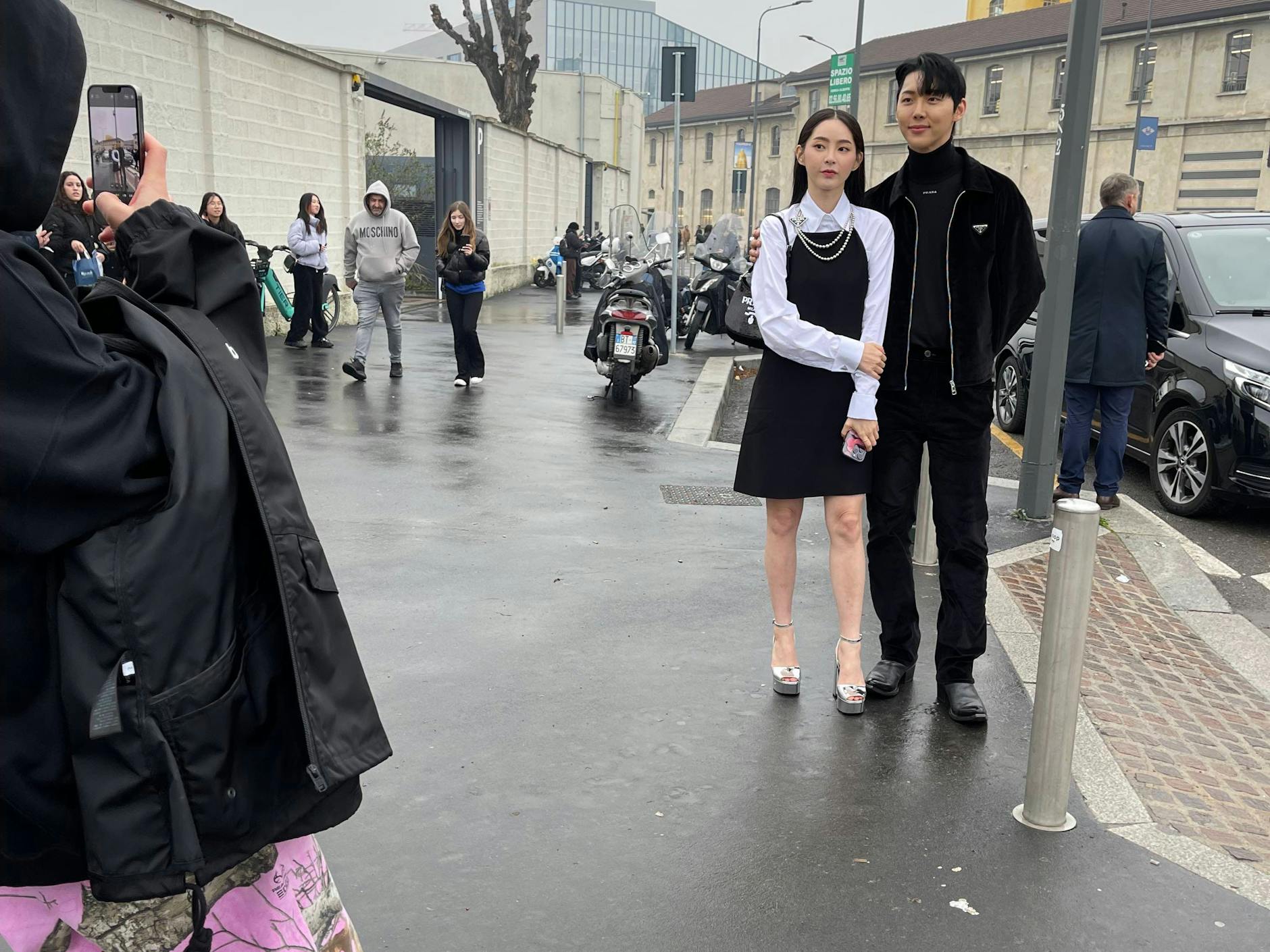 Dieses Pärchen besucht regelmäßig die Mailänder Fashion Week, viele Fotografen kennen die beiden bereits. 