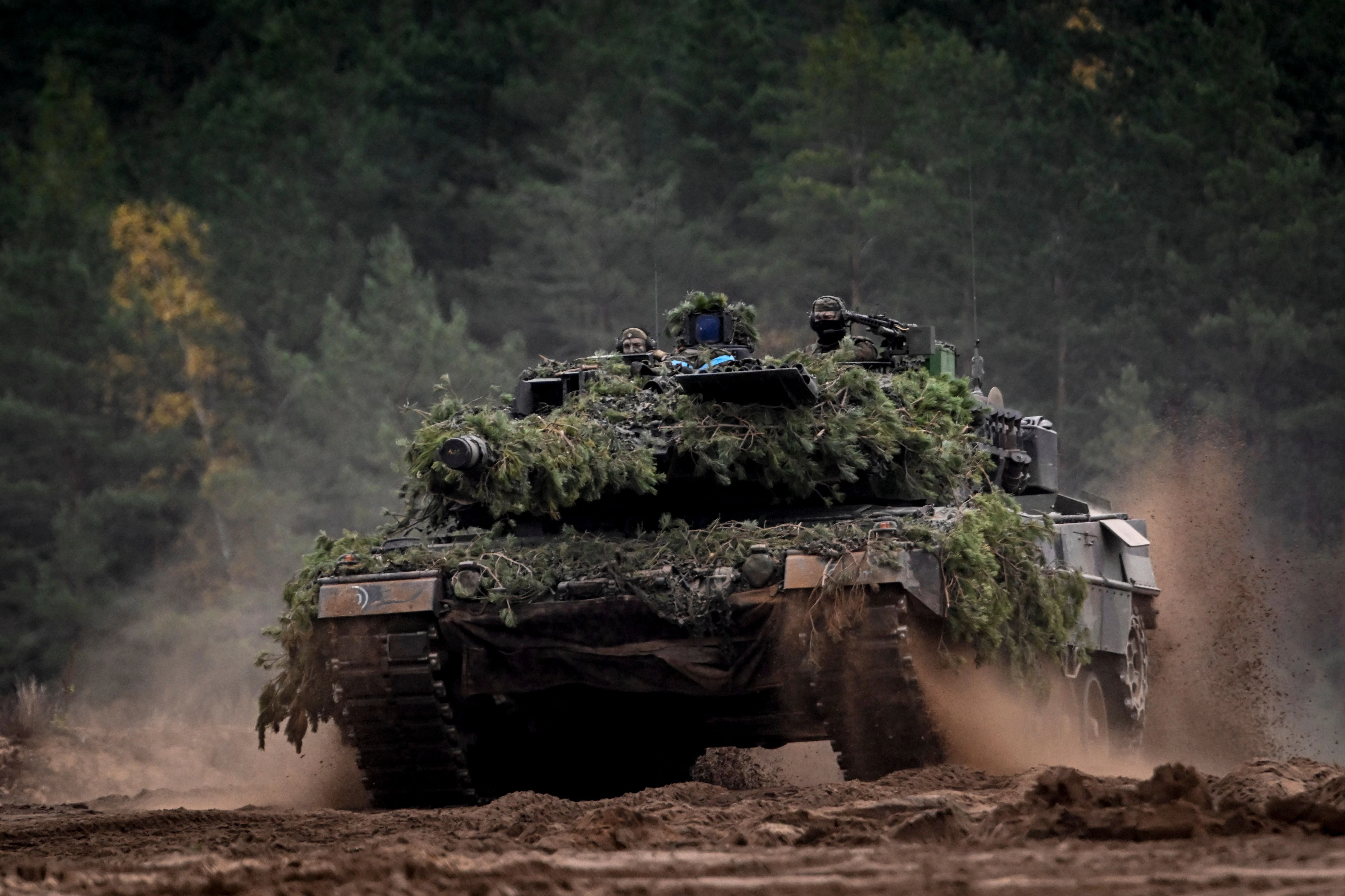Soldaten fahren während der Militärübung „Iron Wolf II“ auf dem Truppenübungsplatz Pabrade mit einem deutschen Panzer vom Typ Leopard.