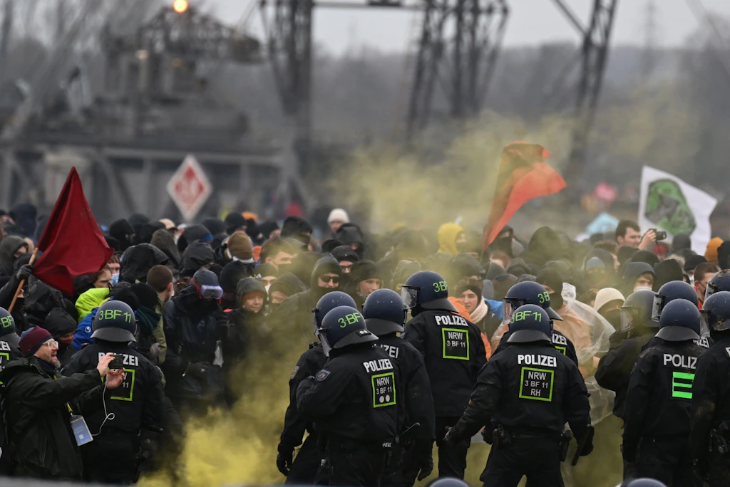Lützerath bis auf zwei Aktivisten im Tunnel geräumt