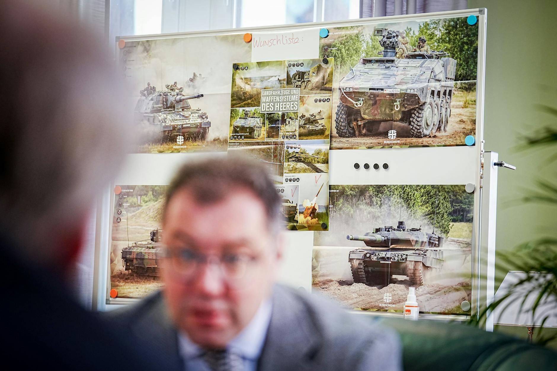 Oleksii Makeiev, der Botschafter der Ukraine in Deutschland, spricht in einem Interview mit Journalisten in seinem Büro vor einer Stellwand mit gepanzerten Ketten- und Radfahrzeugen der Bundeswehr, darunter auch „Leopard 2“-Panzer. Die Aufschrift „Wunschliste“ steht auf der Stellwand geschrieben.