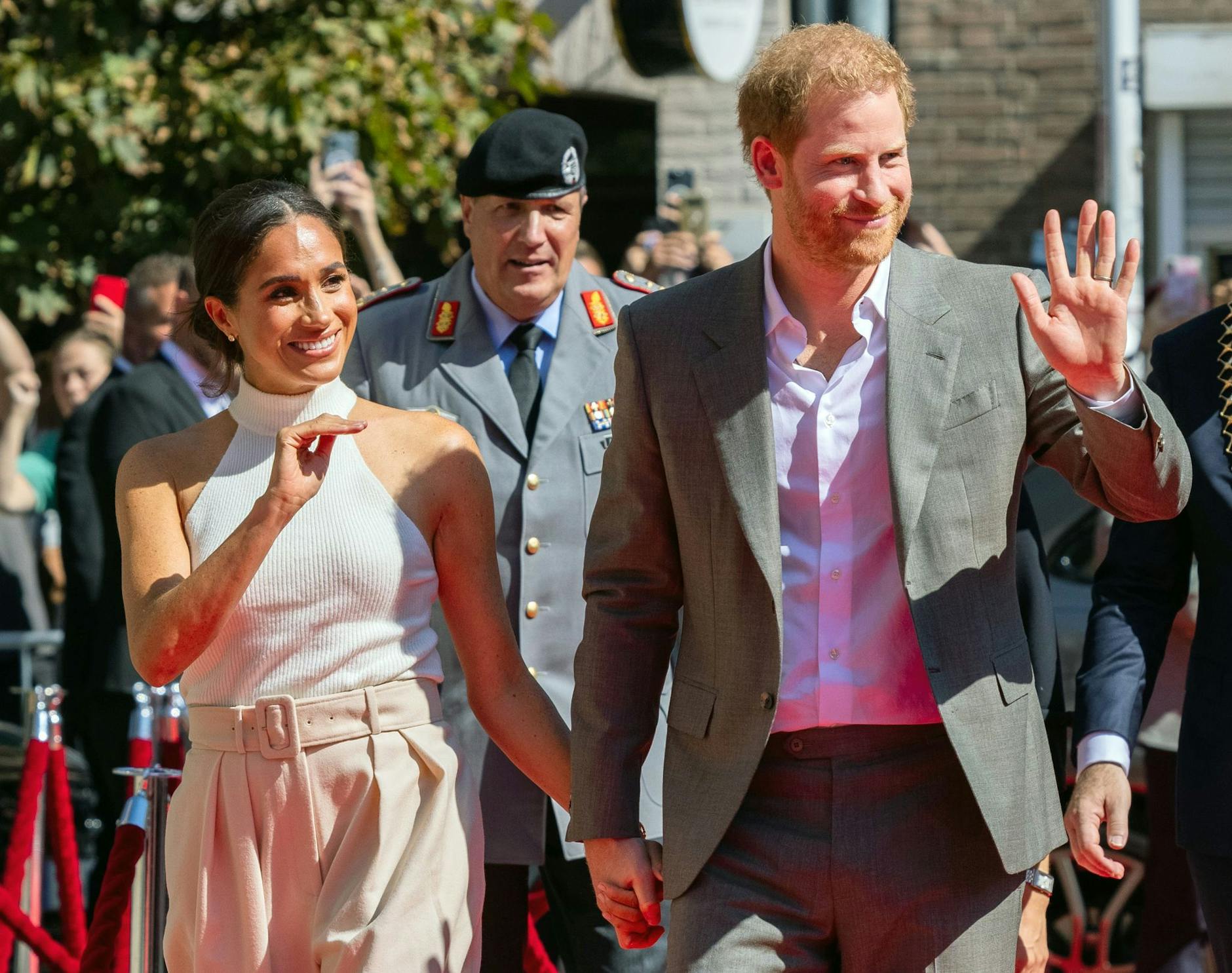 ARCHIV - Gut bezahlte Kritik am britischen Königshaus: Der Deal mit dem Streamingdienst Netflix soll 100 Millionen US-Dollar schwer gewesen sein.