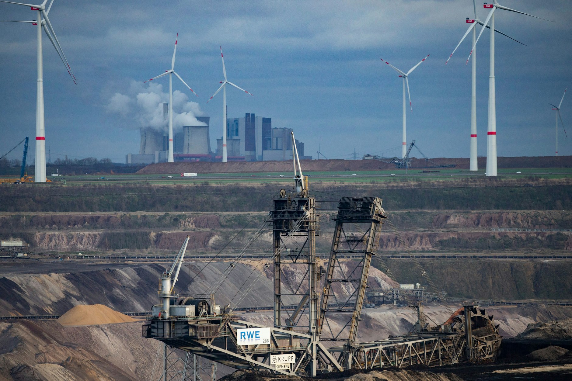 Der Energiekonzern RWE will die unter Lützerath liegende Kohle abbaggern – dafür soll der Weiler auf dem Gebiet der Stadt Erkelenz am Braunkohletagebau Garzweiler II abgerissen werden.