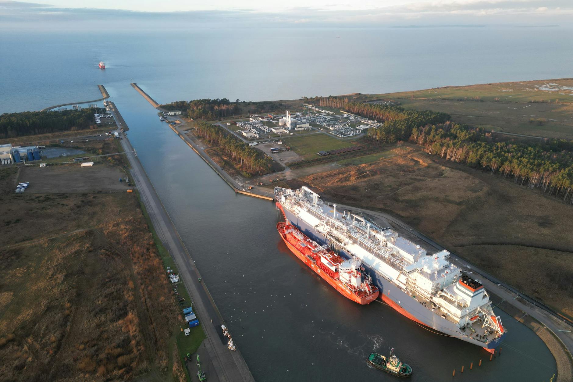 Das Regasifizierungsschiff „Neptune“ im Industriehafen von Lubmin.