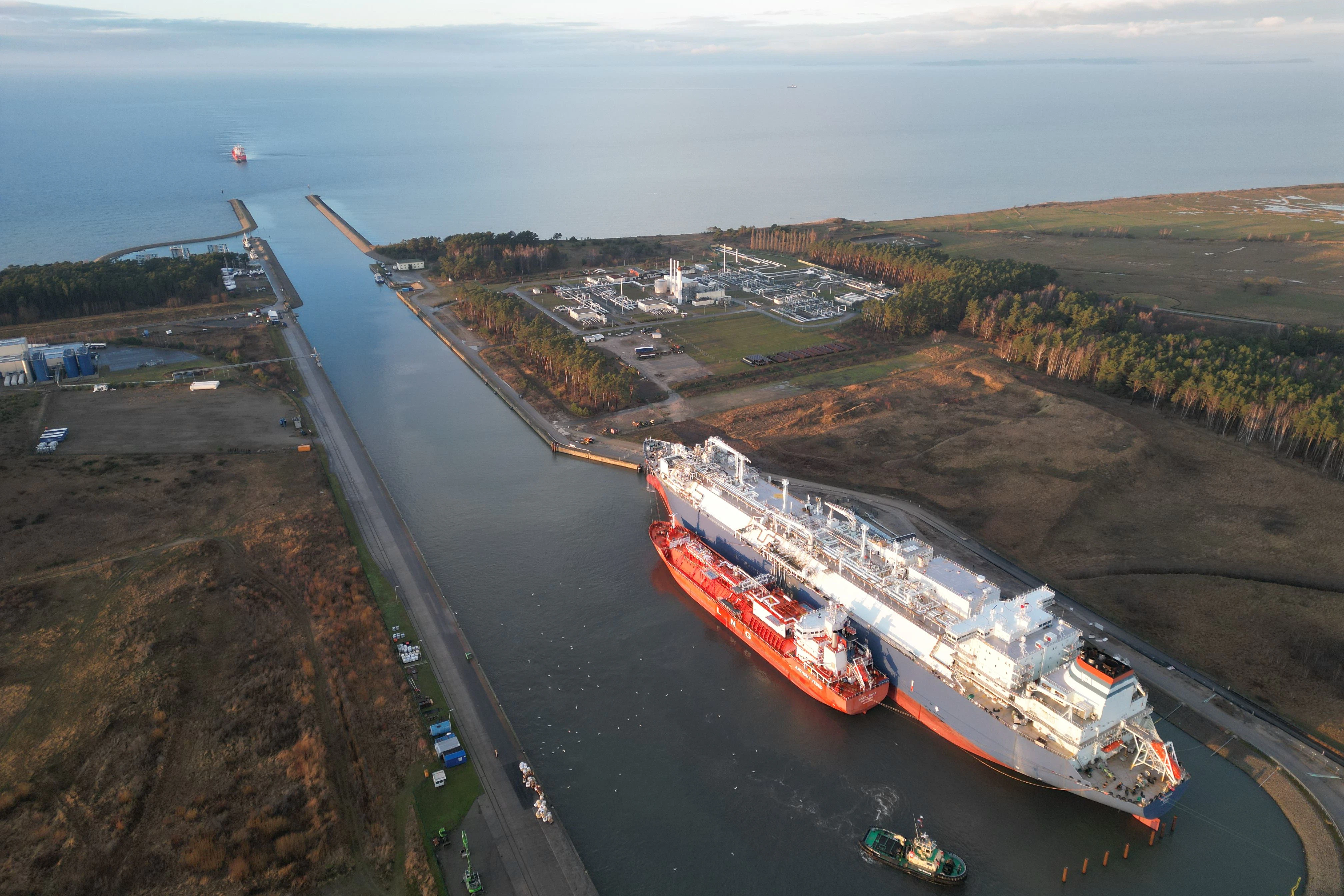 Das Regasifizierungsschiff „Neptune“ im Industriehafen von Lubmin.
